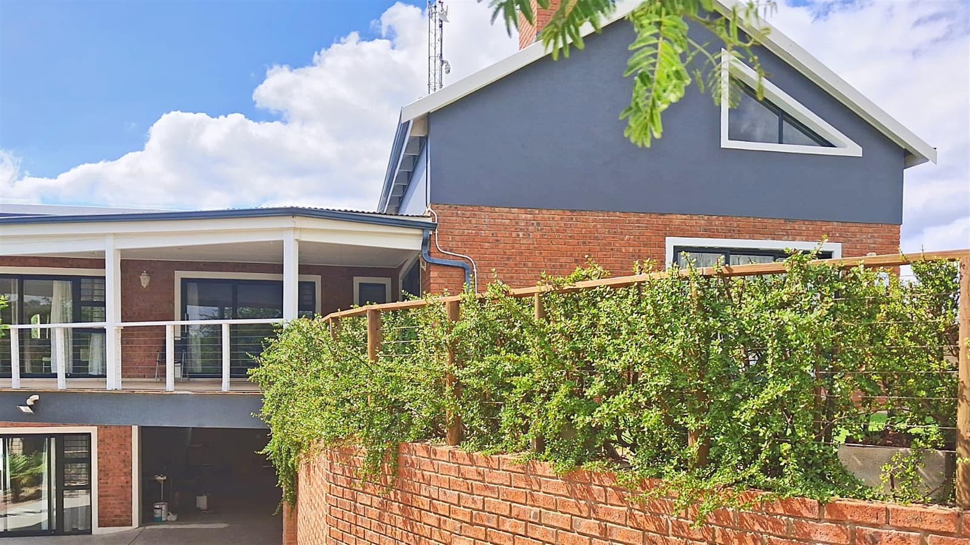 4 Bedroom Home with Flatlet , Covered Patio and Greenbelt view in Noorsekloof, Jeffreys Bay