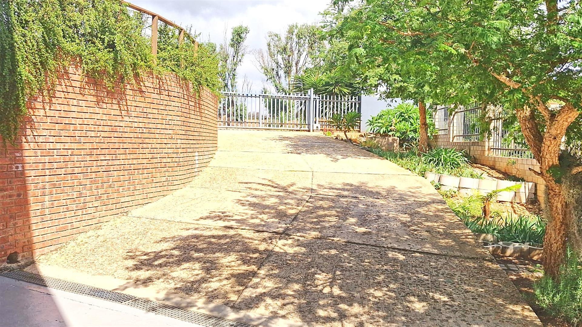 4 Bedroom Home with Flatlet , Covered Patio and Greenbelt view in Noorsekloof, Jeffreys Bay