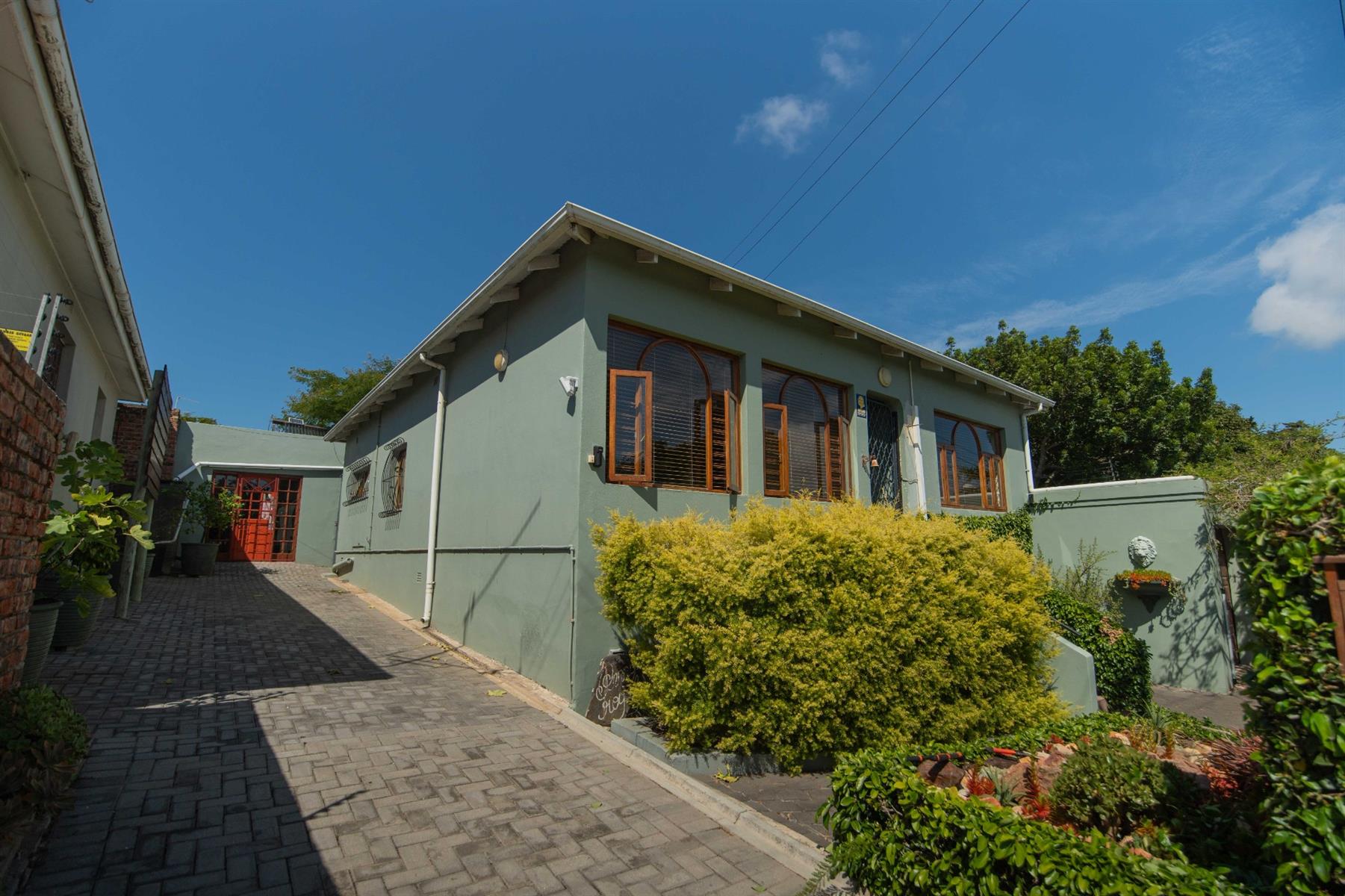 Charming, Immaculate 3 Bedroom Home with Character and Cottage Flatlet