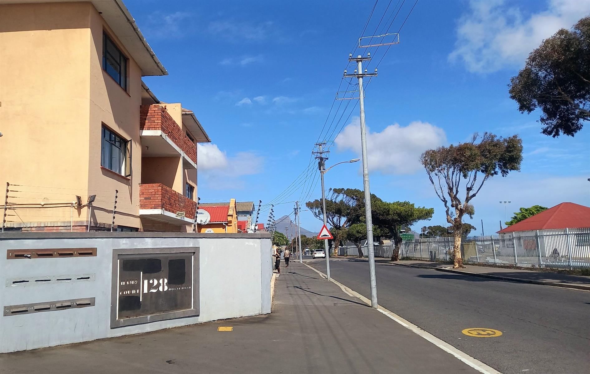 Spacious Apartment For Sale in Maitland, Cape Town