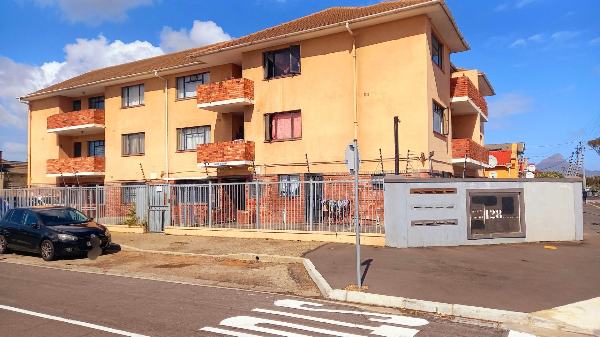 Spacious Apartment For Sale in Maitland, Cape Town