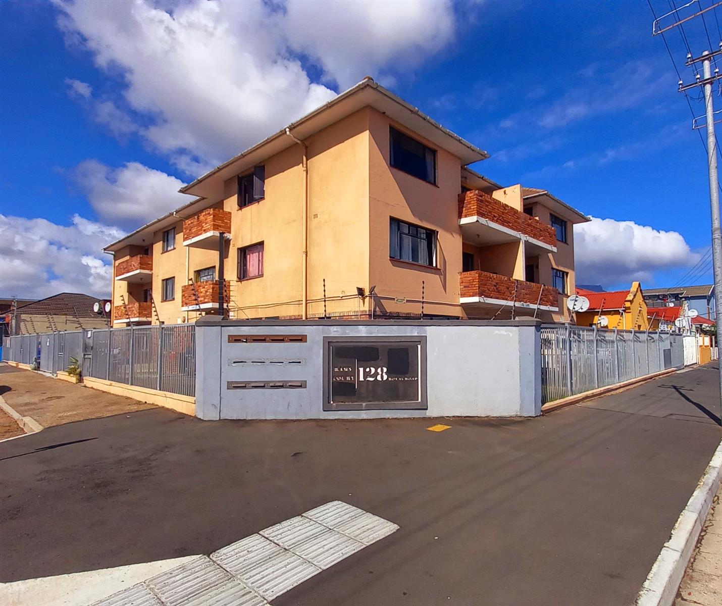 Spacious Apartment For Sale in Maitland, Cape Town