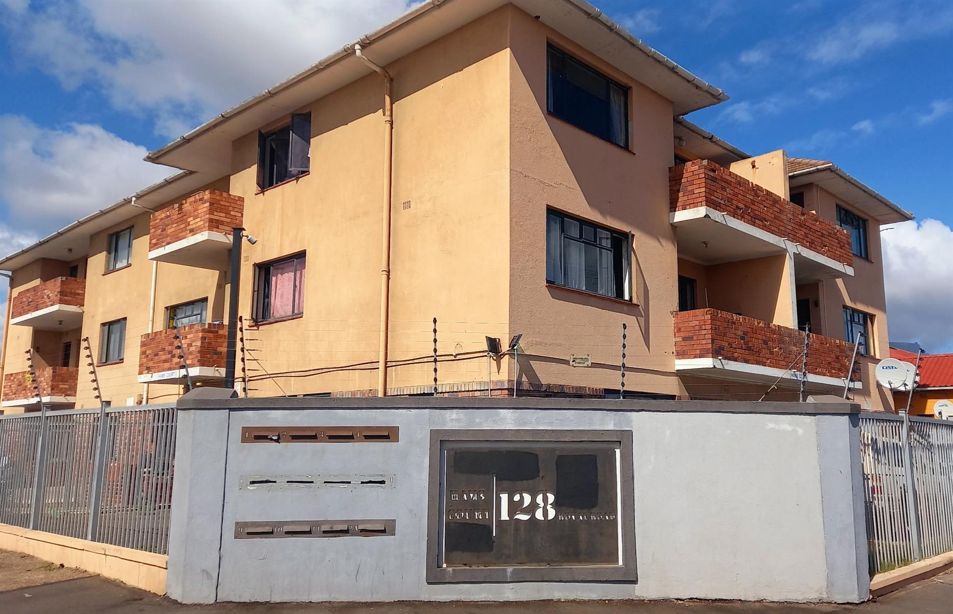 Spacious Apartment For Sale in Maitland, Cape Town