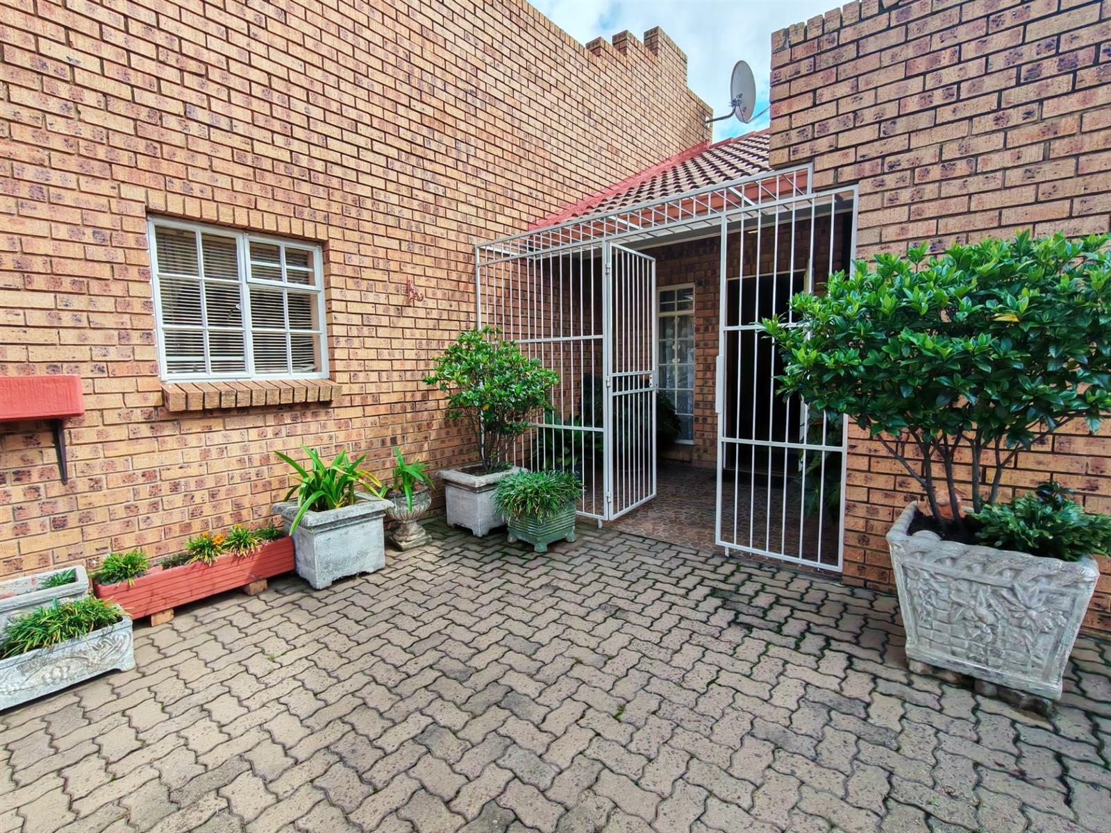 Townhouse For Sale in Middelburg Central, Middelburg