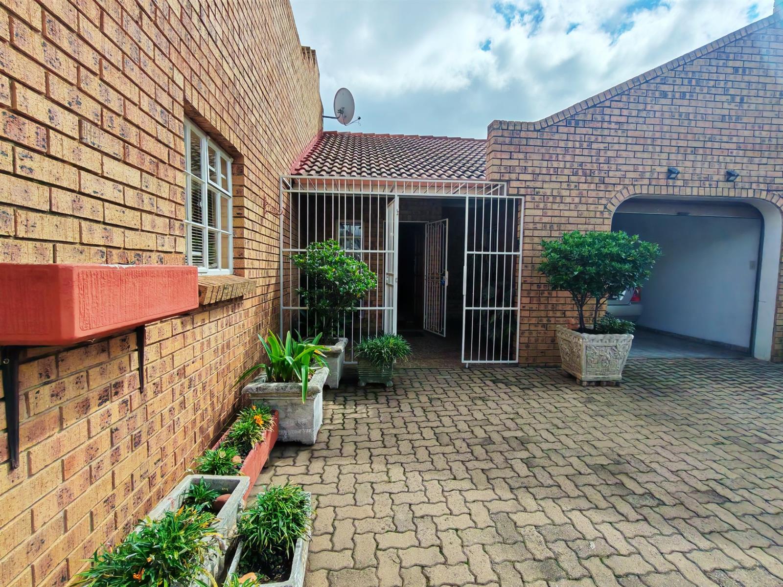 Townhouse For Sale in Middelburg Central, Middelburg