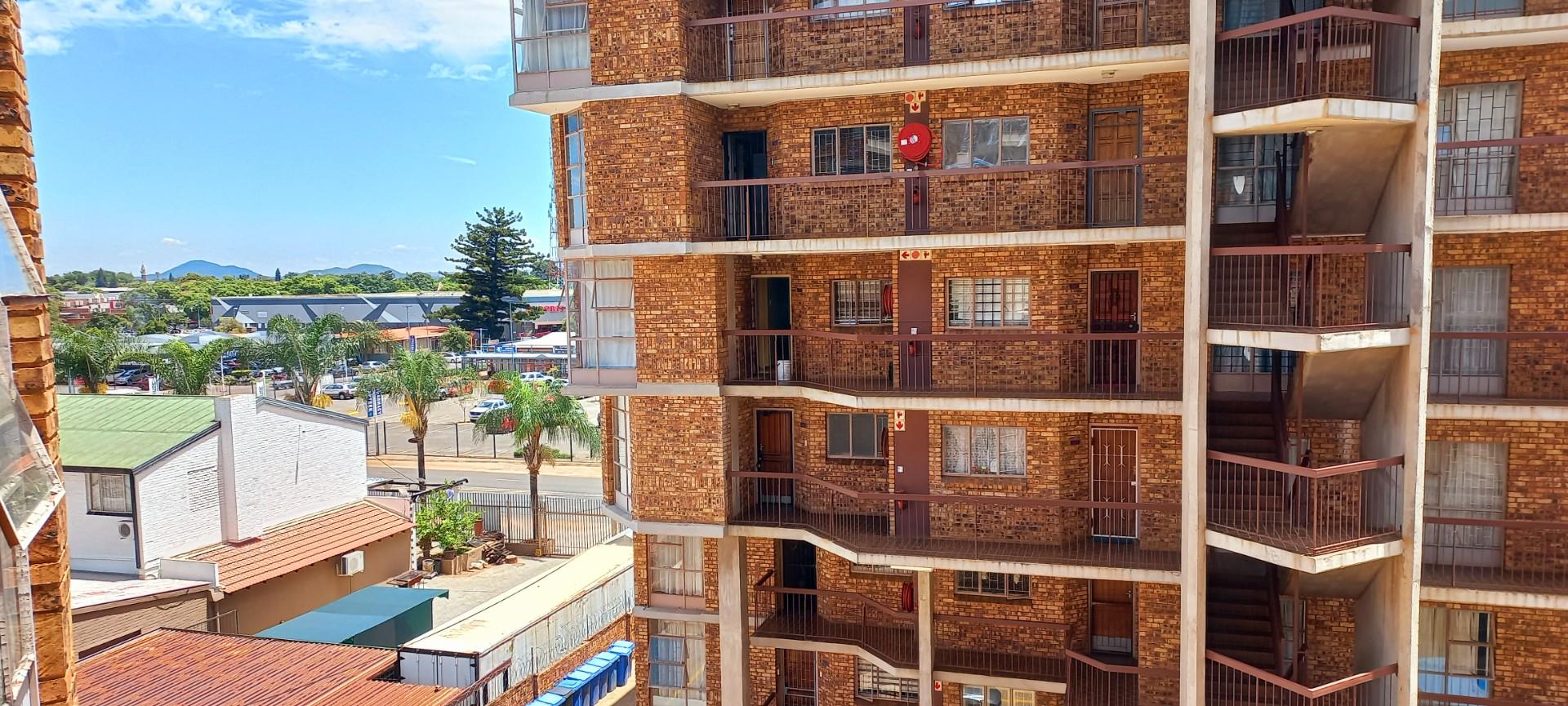 NEWLY RENOVATED 2-BEDROOM APARTMENT IN THE HEART OF PRETORIA NORTH