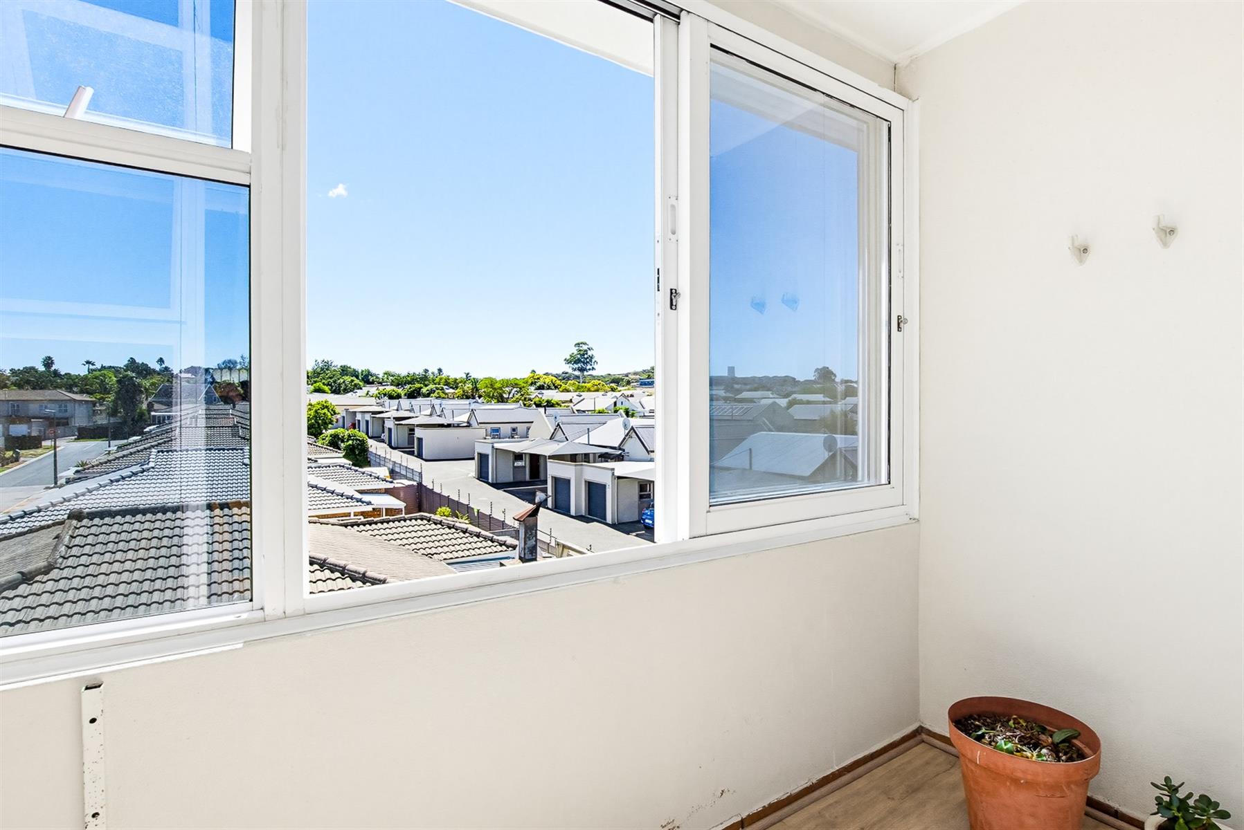 2 Bedroom Apartment with a Double Garage
