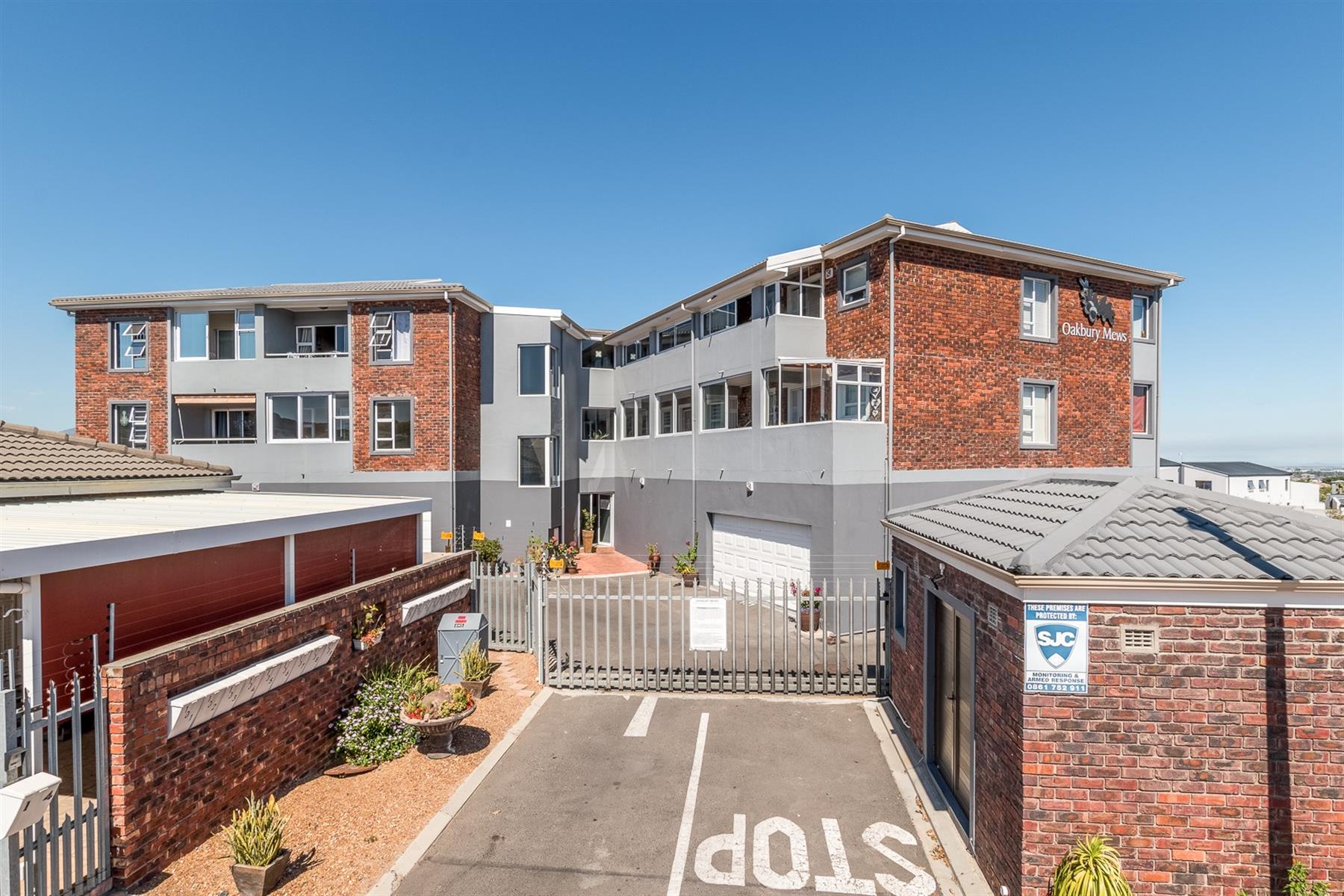 2 Bedroom Apartment with a Double Garage