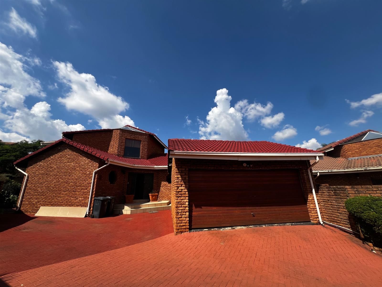 4 Bedroom Modern House for Sale in Die Hoewes, Centurion