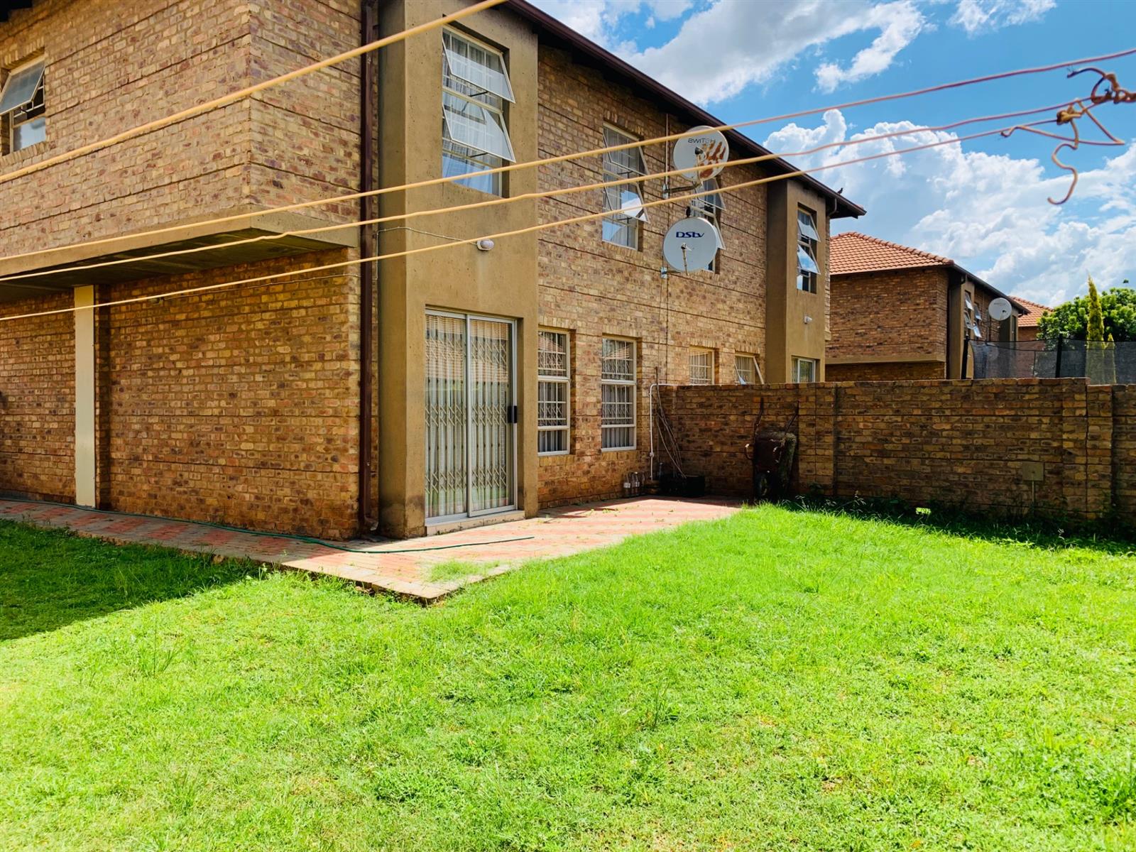 3 Bedroom, 2 Bathroom Townhouse For Sale in Theresapark, Akasia