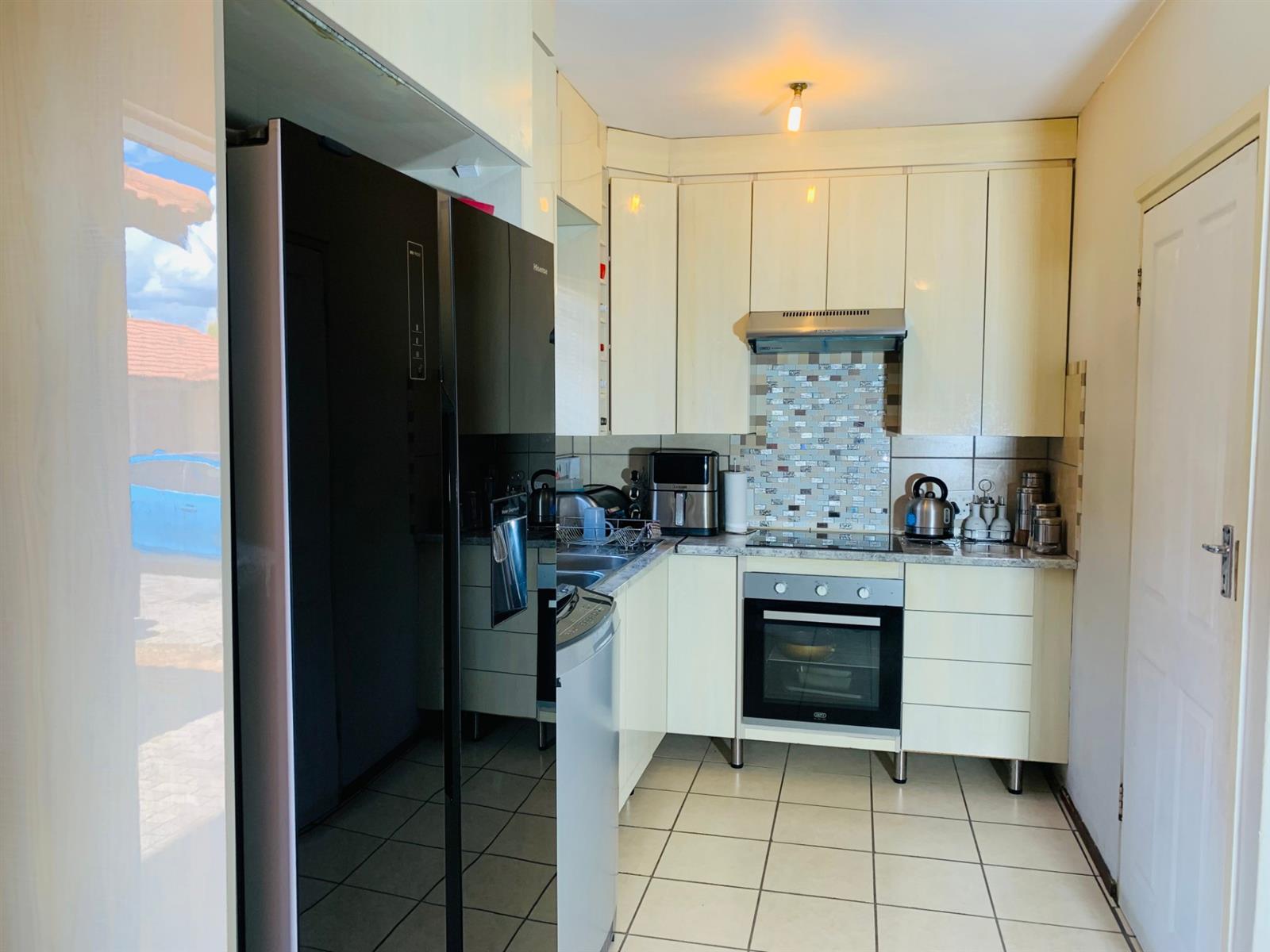 3 Bedroom, 2 Bathroom Townhouse For Sale in Theresapark, Akasia