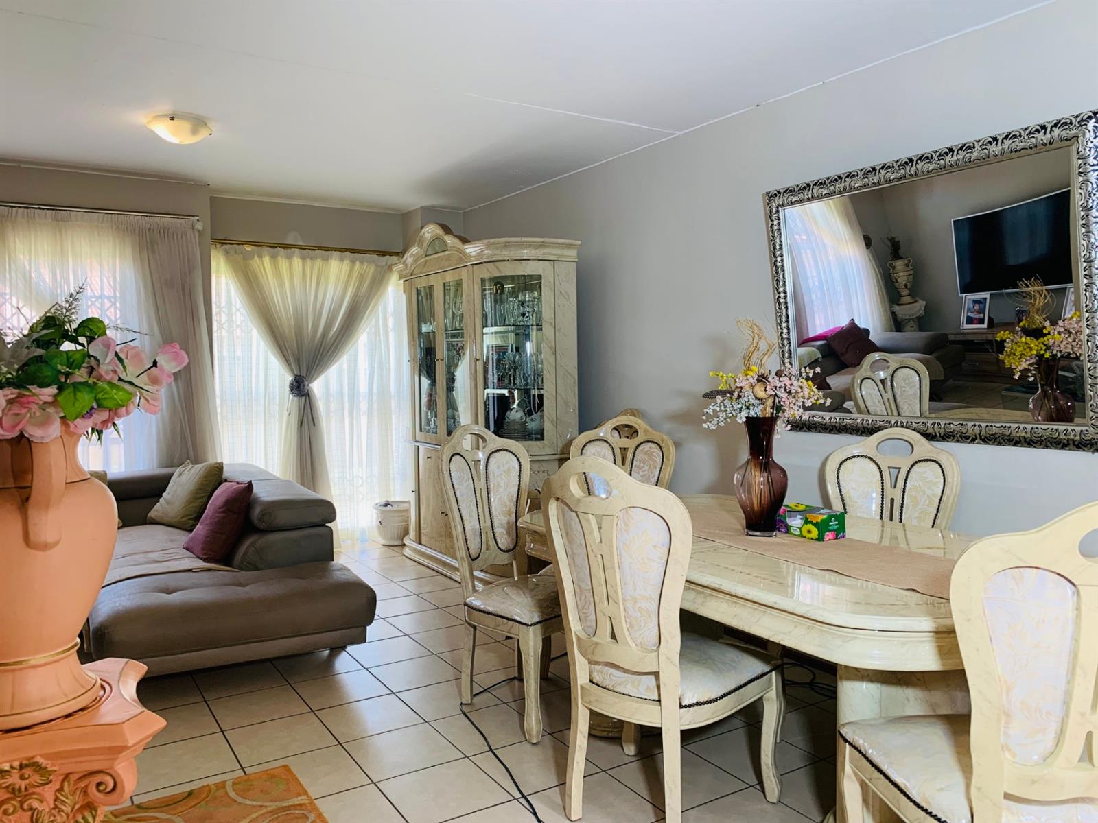 3 Bedroom, 2 Bathroom Townhouse For Sale in Theresapark, Akasia