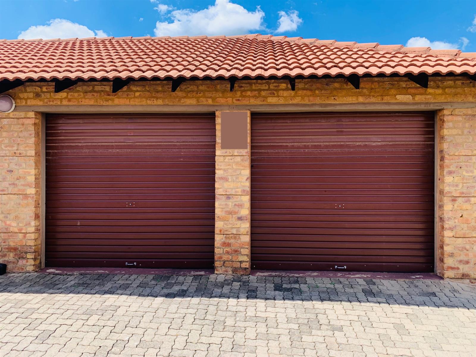 3 Bedroom, 2 Bathroom Townhouse For Sale in Theresapark, Akasia