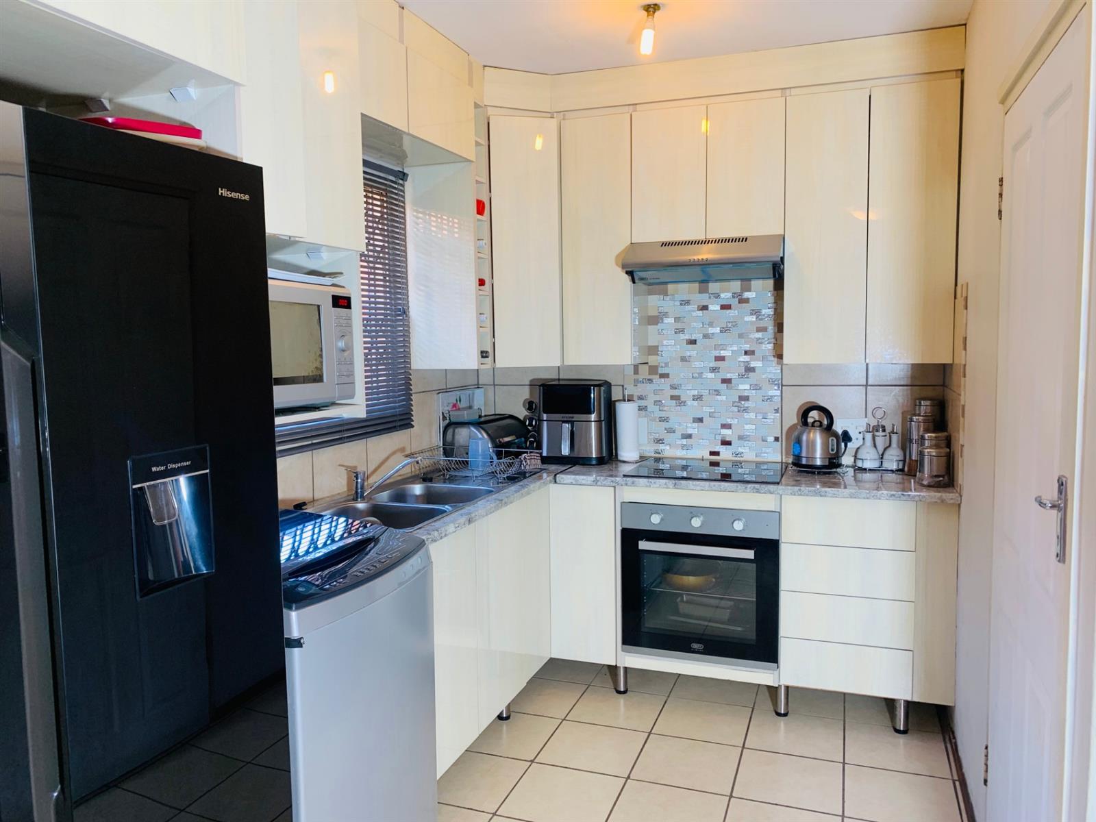 3 Bedroom, 2 Bathroom Townhouse For Sale in Theresapark, Akasia