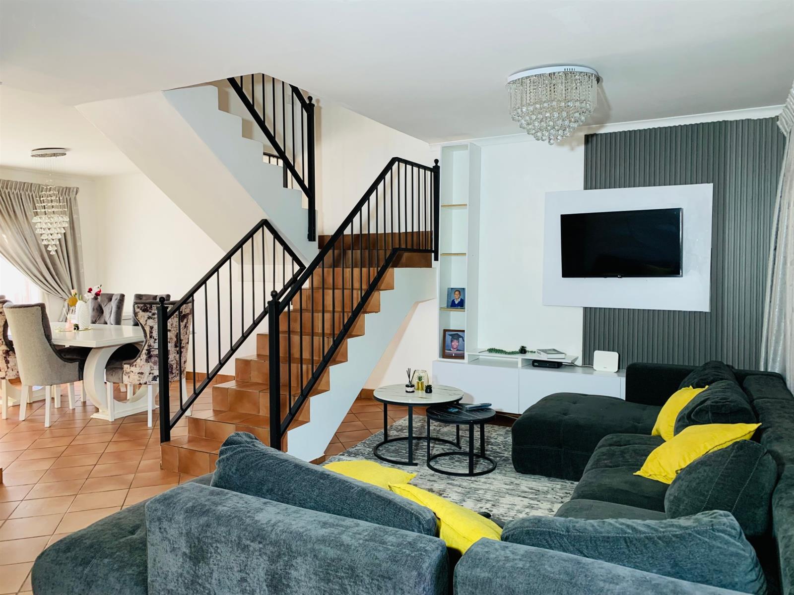3 Bedroom, 2 Bathroom Townhouse For Sale in Clarina, Akasia
