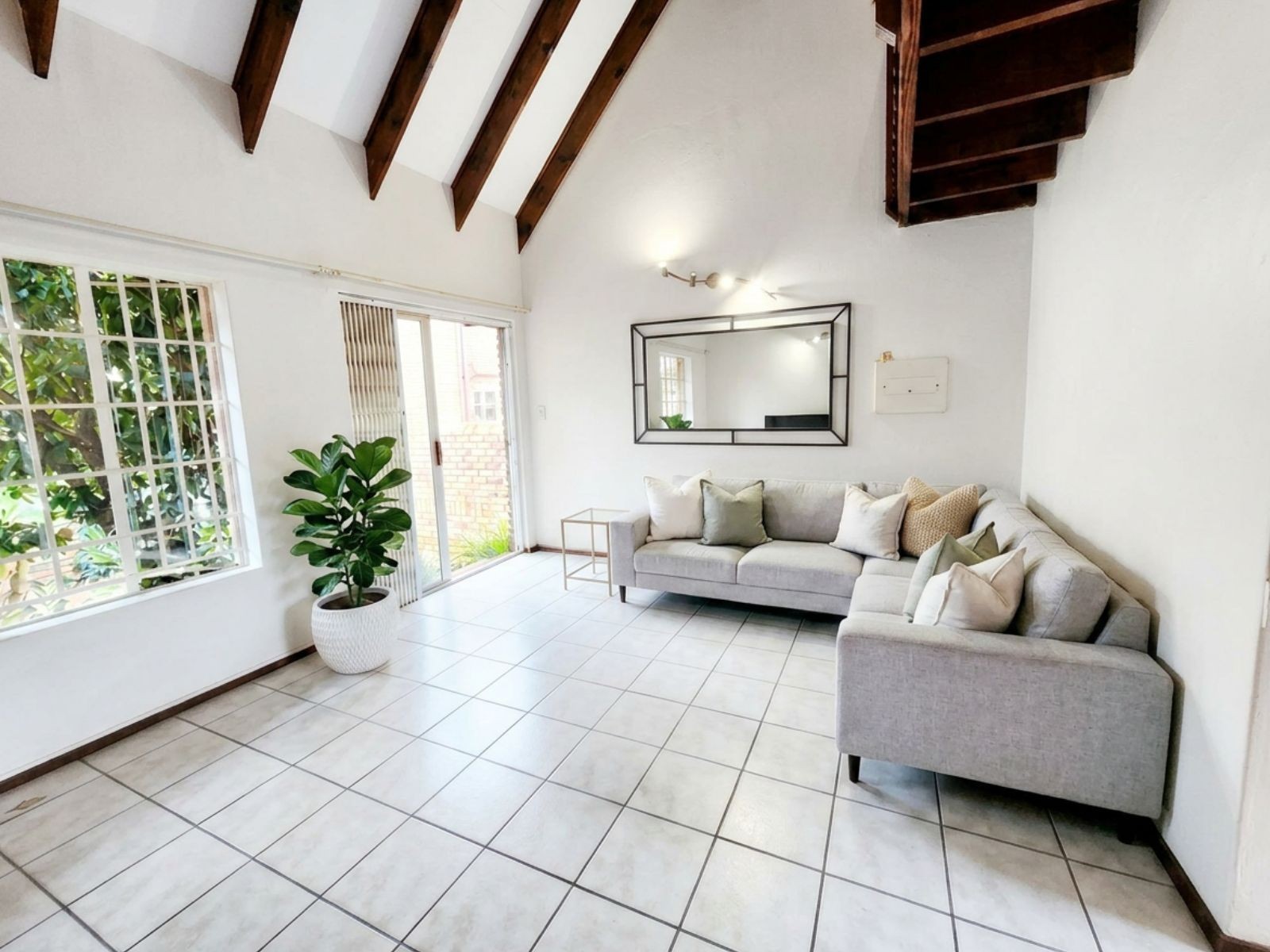R1 399 000- Beautiful property 3 bedroom 2 bathroom with 1 garage, entertainment area for sale