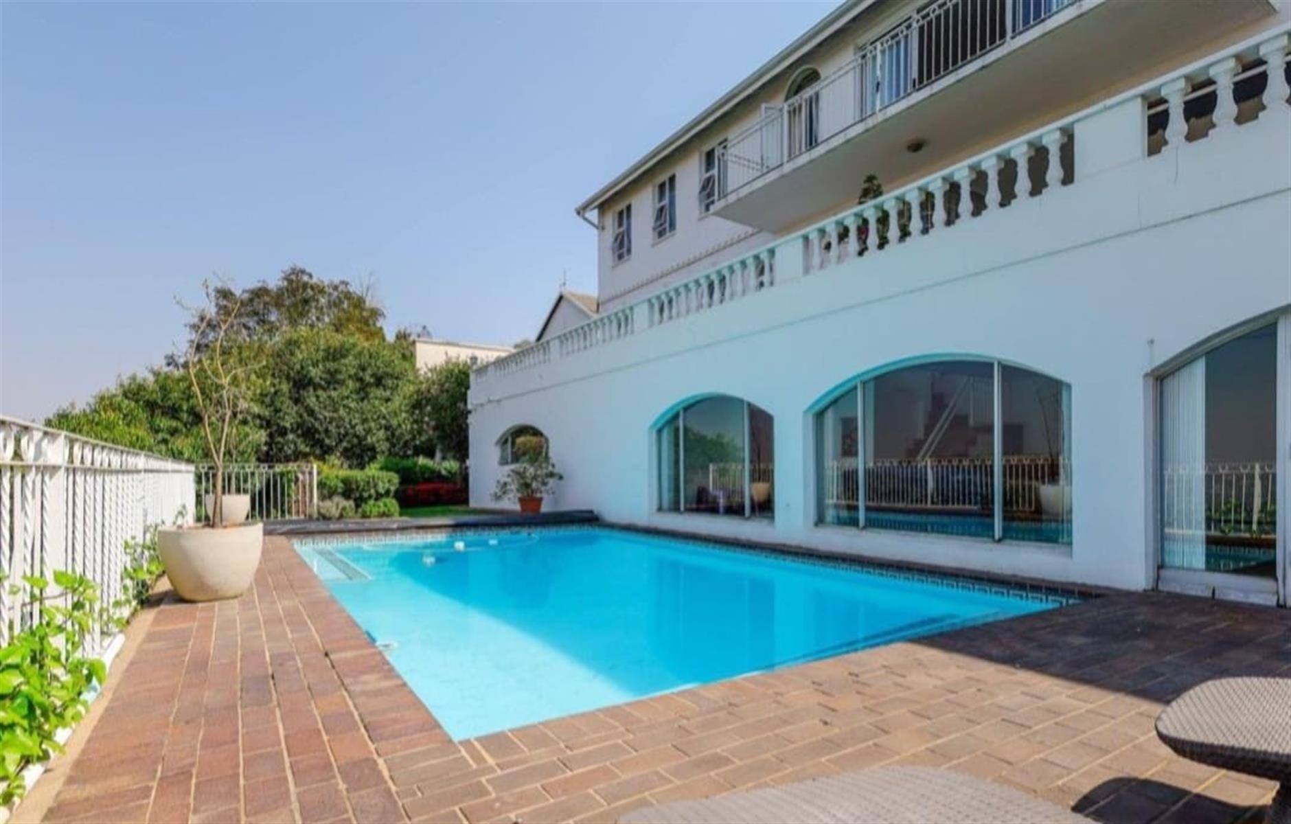 A MAGNIFICENT FAMILY HOME ON THE PINNACLE OF LINKSFIELD RIDGE - WITH BREATH TAKING VIEWS