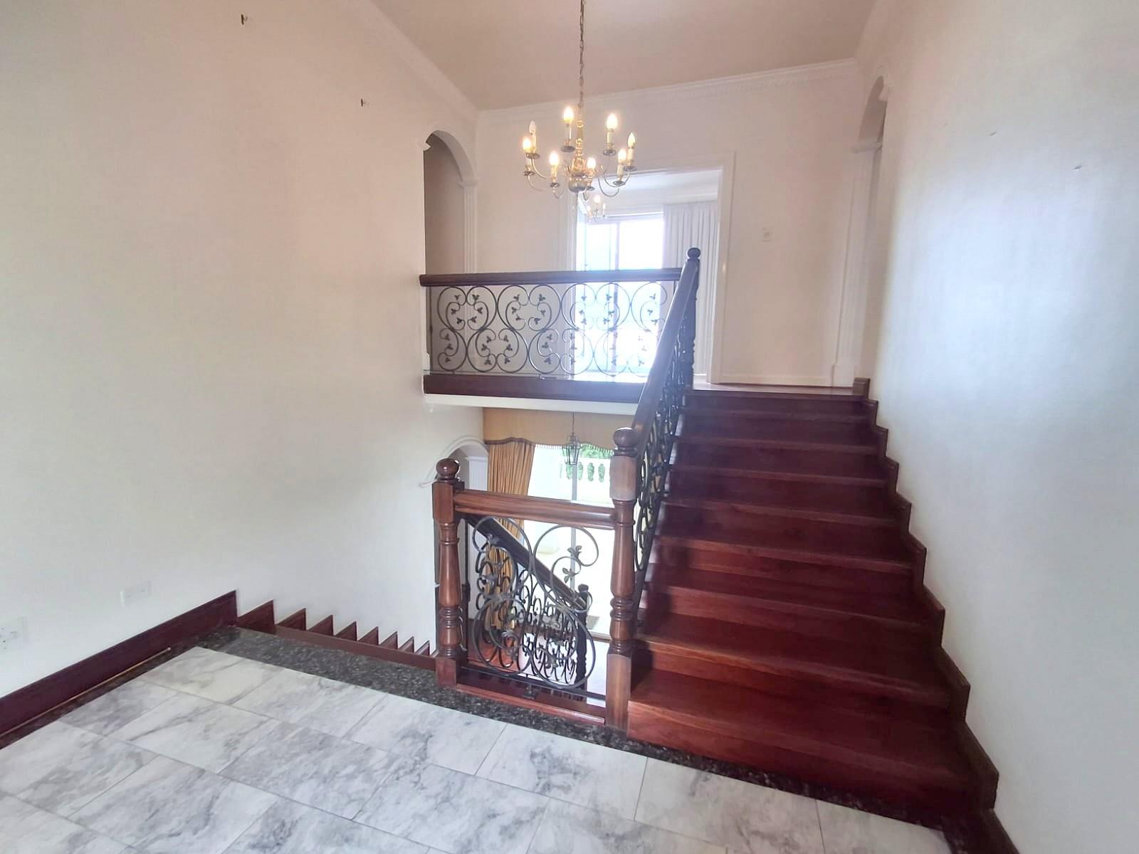 A MAGNIFICENT FAMILY HOME ON THE PINNACLE OF LINKSFIELD RIDGE - WITH BREATH TAKING VIEWS