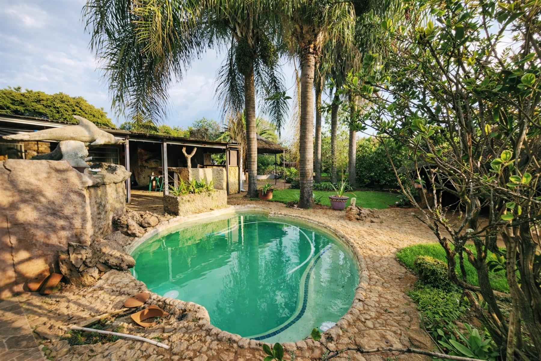 6 Bedroom House in Valhalla, including 2 Flats, Lapa and Pool for Sale