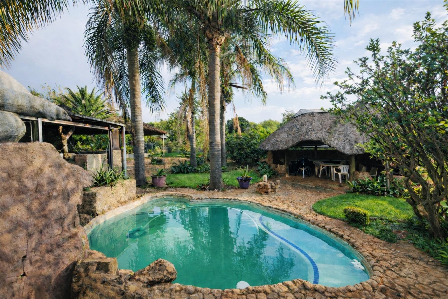 6 Bedroom House in Valhalla, including 2 Flats, Lapa and Pool for Sale