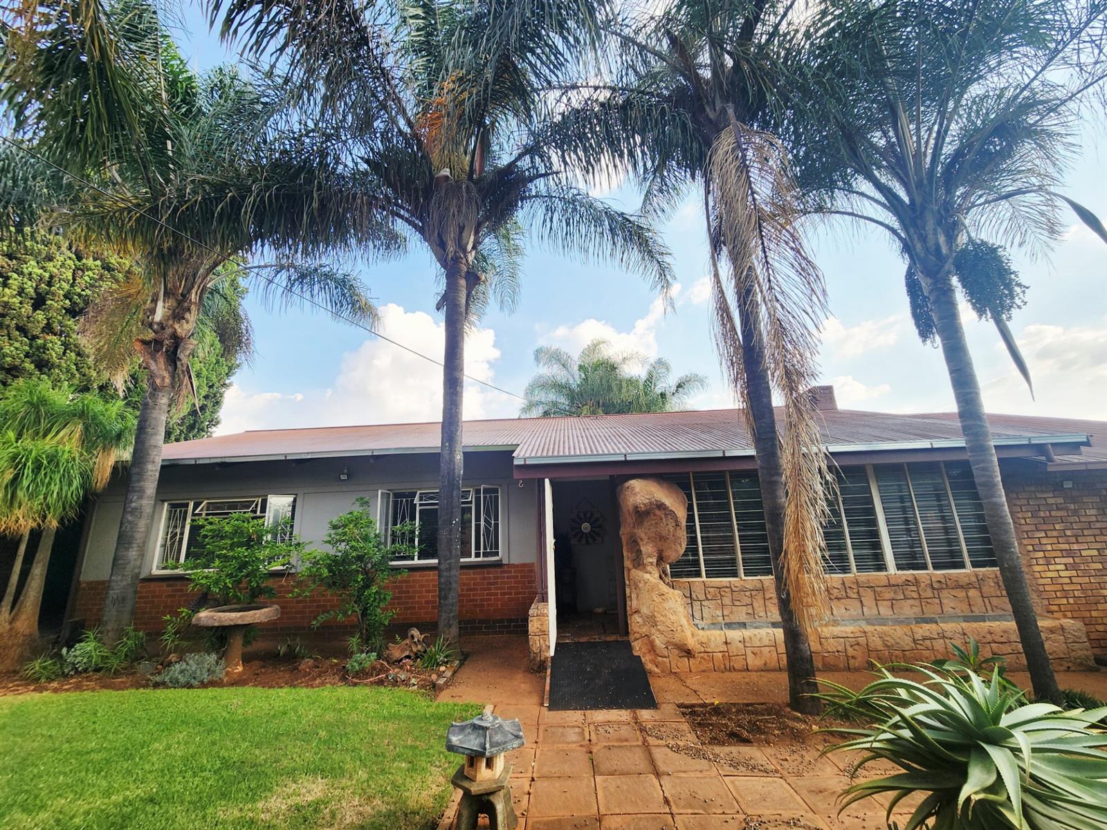 6 Bedroom House in Valhalla, including 2 Flats, Lapa and Pool for Sale