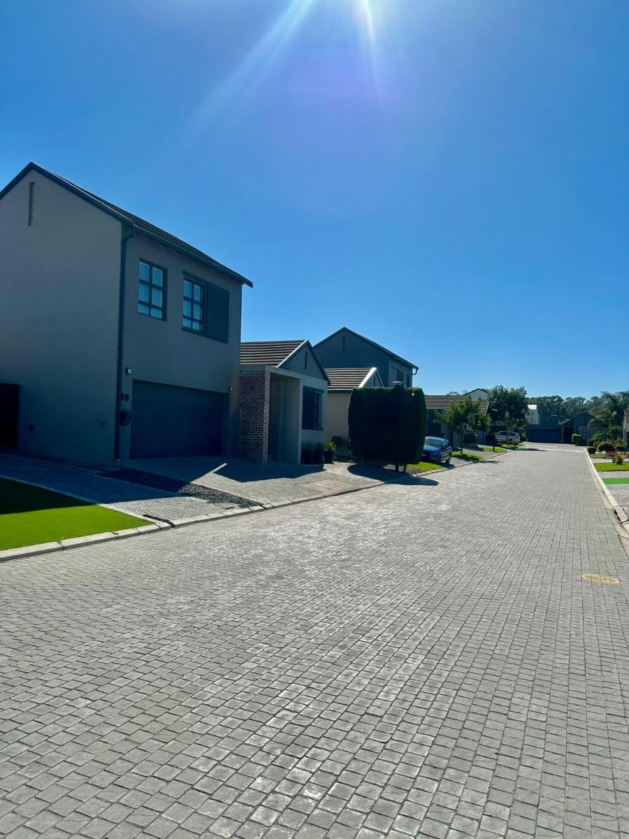 Townhouse To Rent in Turnberry Village, Kuils River