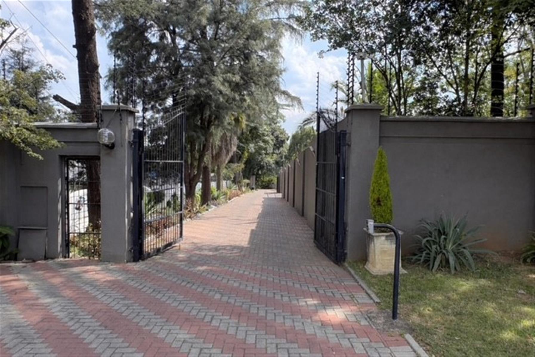 Bryanston East | Just under 2,000 m² | Panhandle access