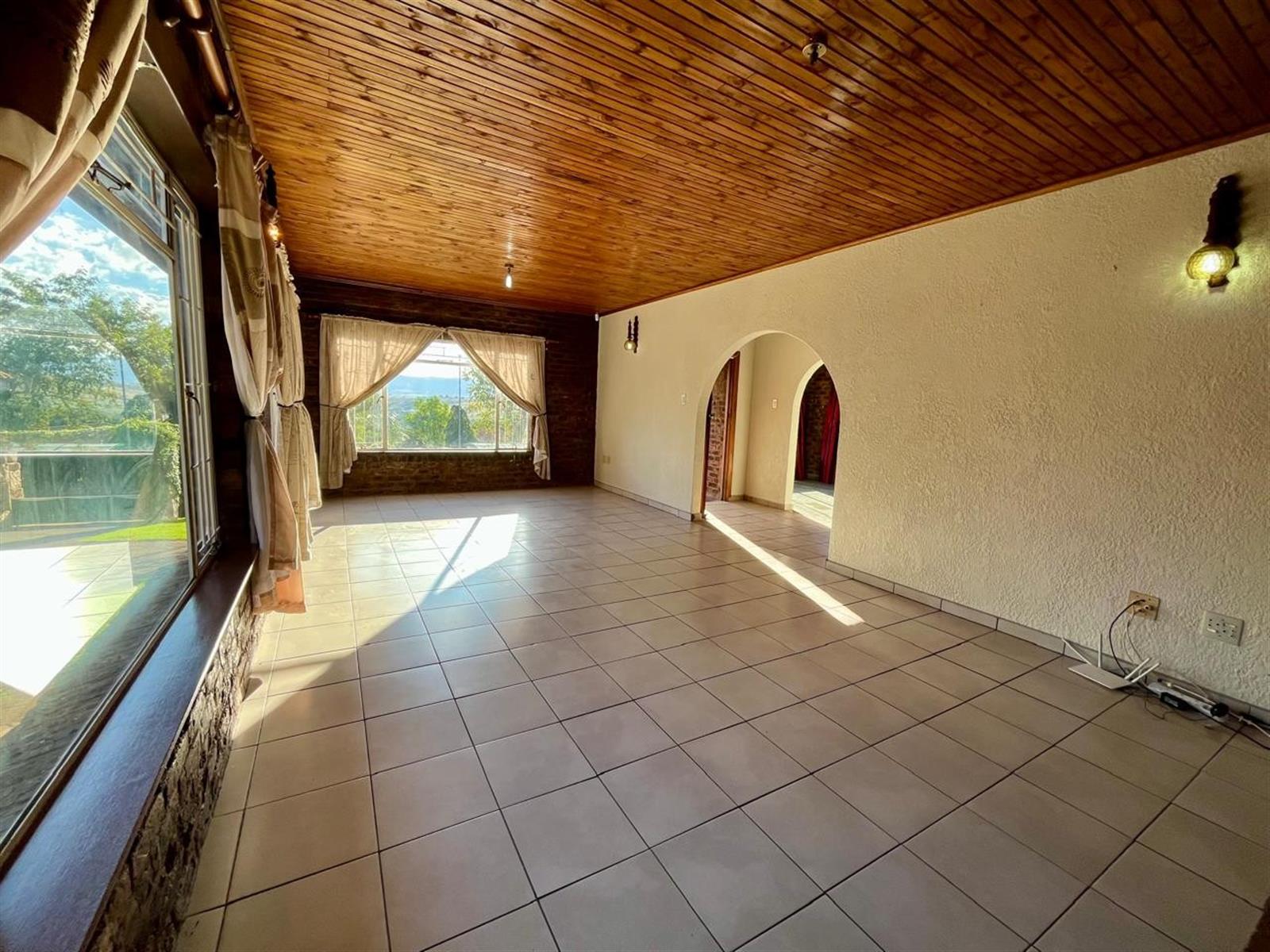 Sunset Views That Will Steal Your Heart - 3 Bedroom Home in Signal Hill
