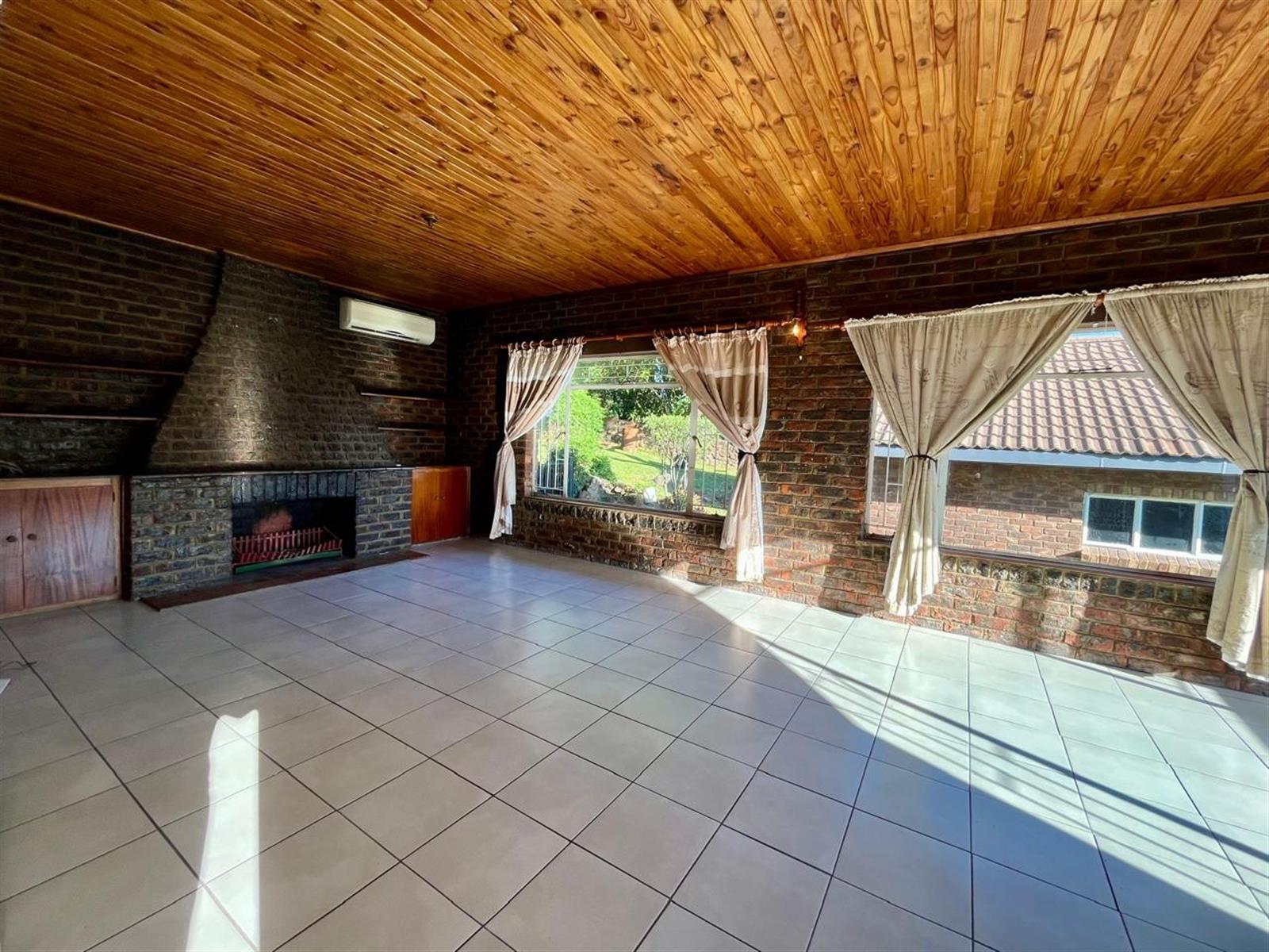 Sunset Views That Will Steal Your Heart - 3 Bedroom Home in Signal Hill