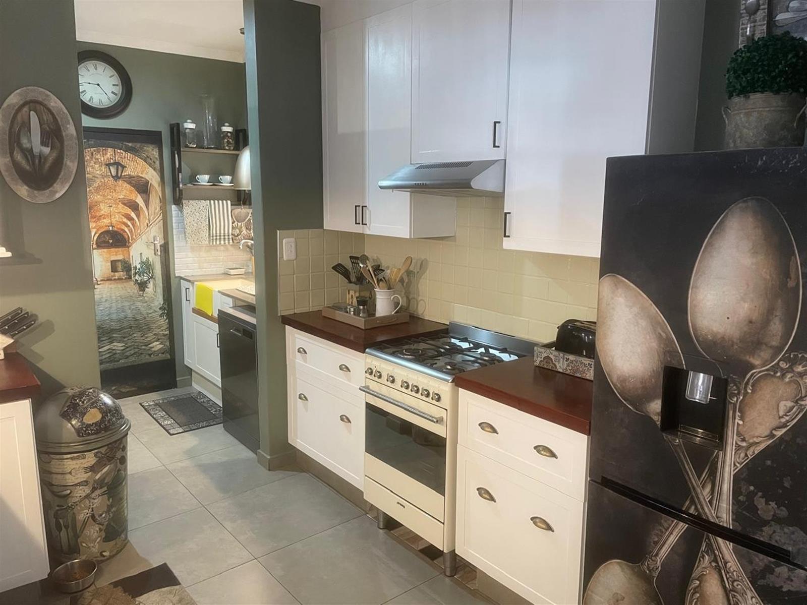 Complex For Sale in Die Hoewes, Centurion