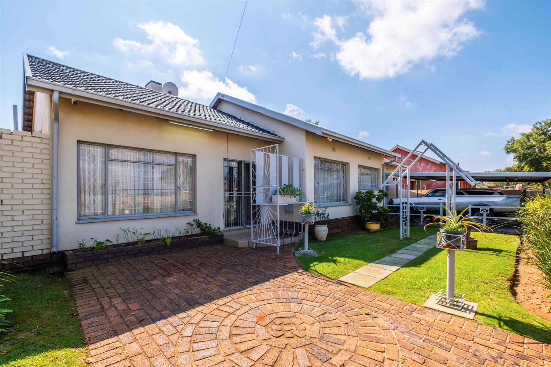 House for sale in Witpoortjie, Roodepoort, 335 m²