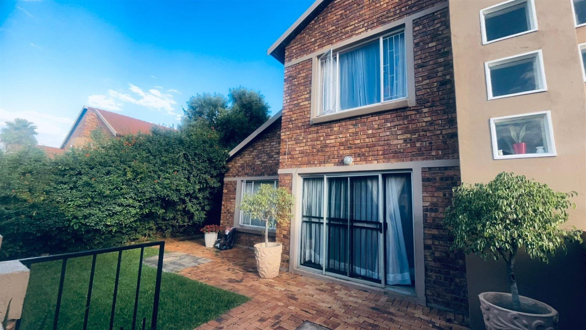 3 Bedroom Duplex For Sale in Heuwelsig Estate, Centurion