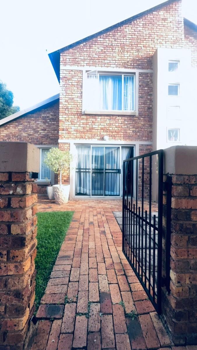 3 Bedroom Duplex For Sale in Heuwelsig Estate, Centurion