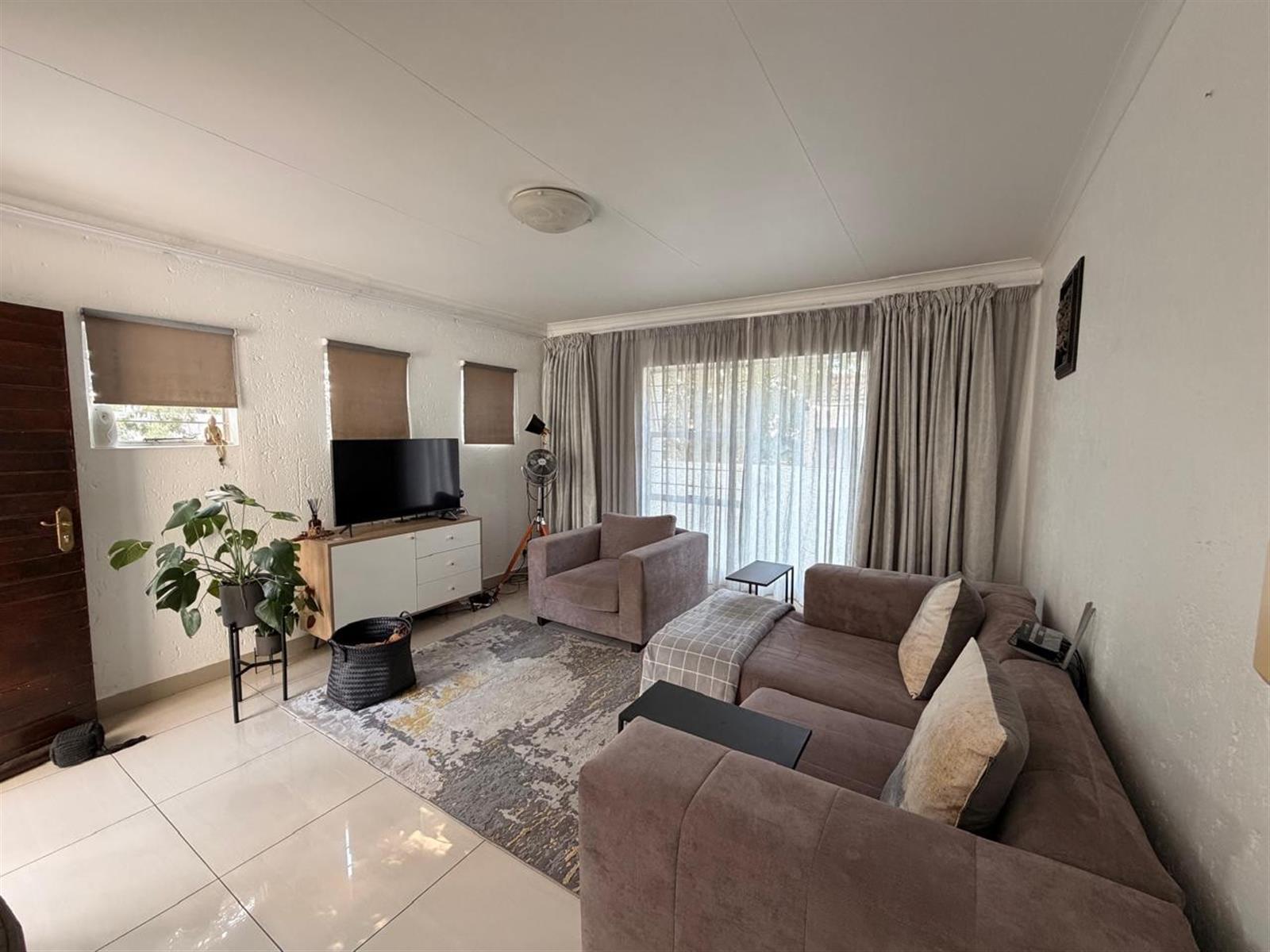 To Let 2 Bed / 2 Bath Townhouse in Morningside