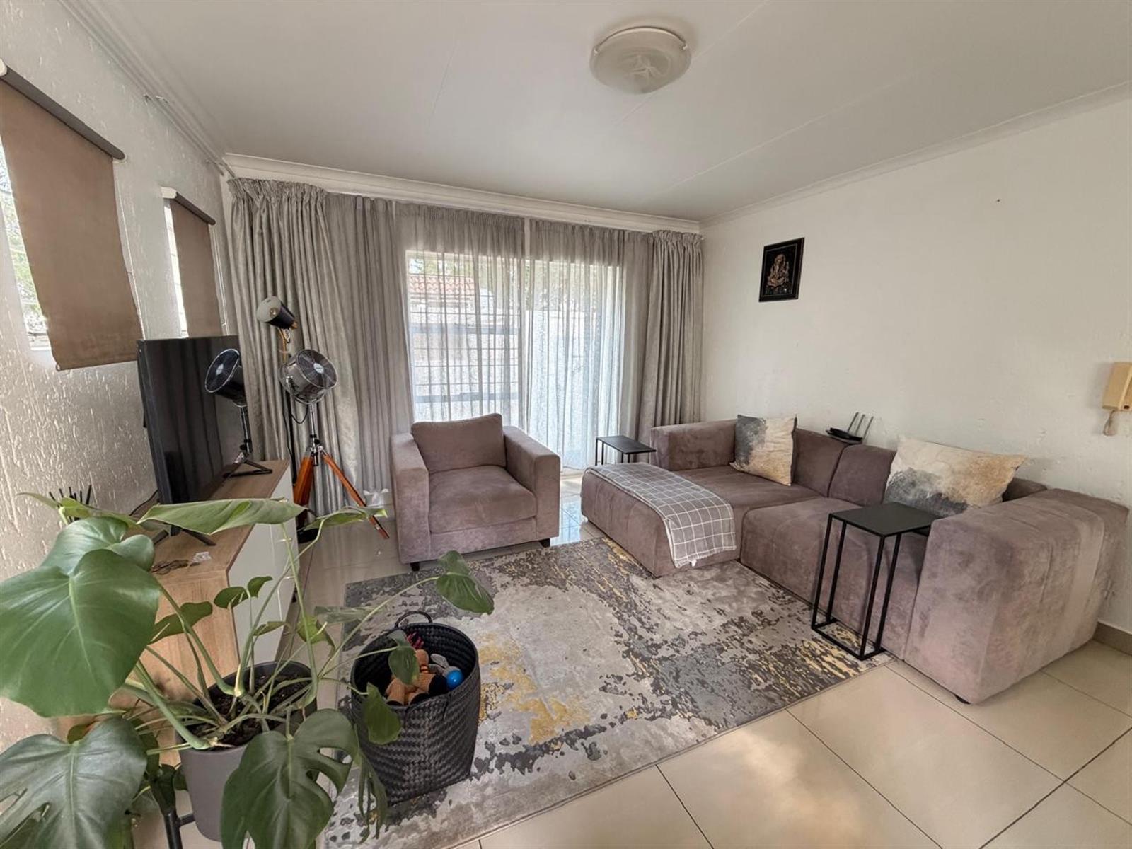 To Let 2 Bed / 2 Bath Townhouse in Morningside