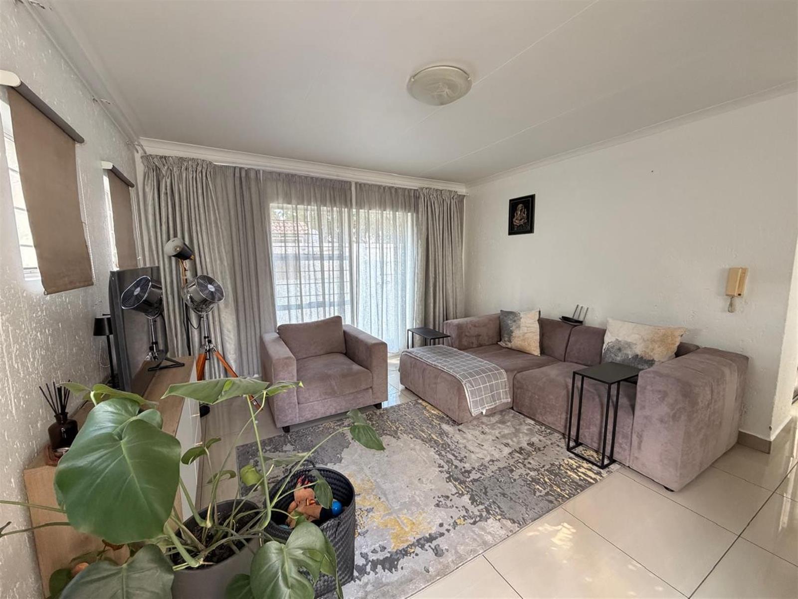 To Let 2 Bed / 2 Bath Townhouse in Morningside