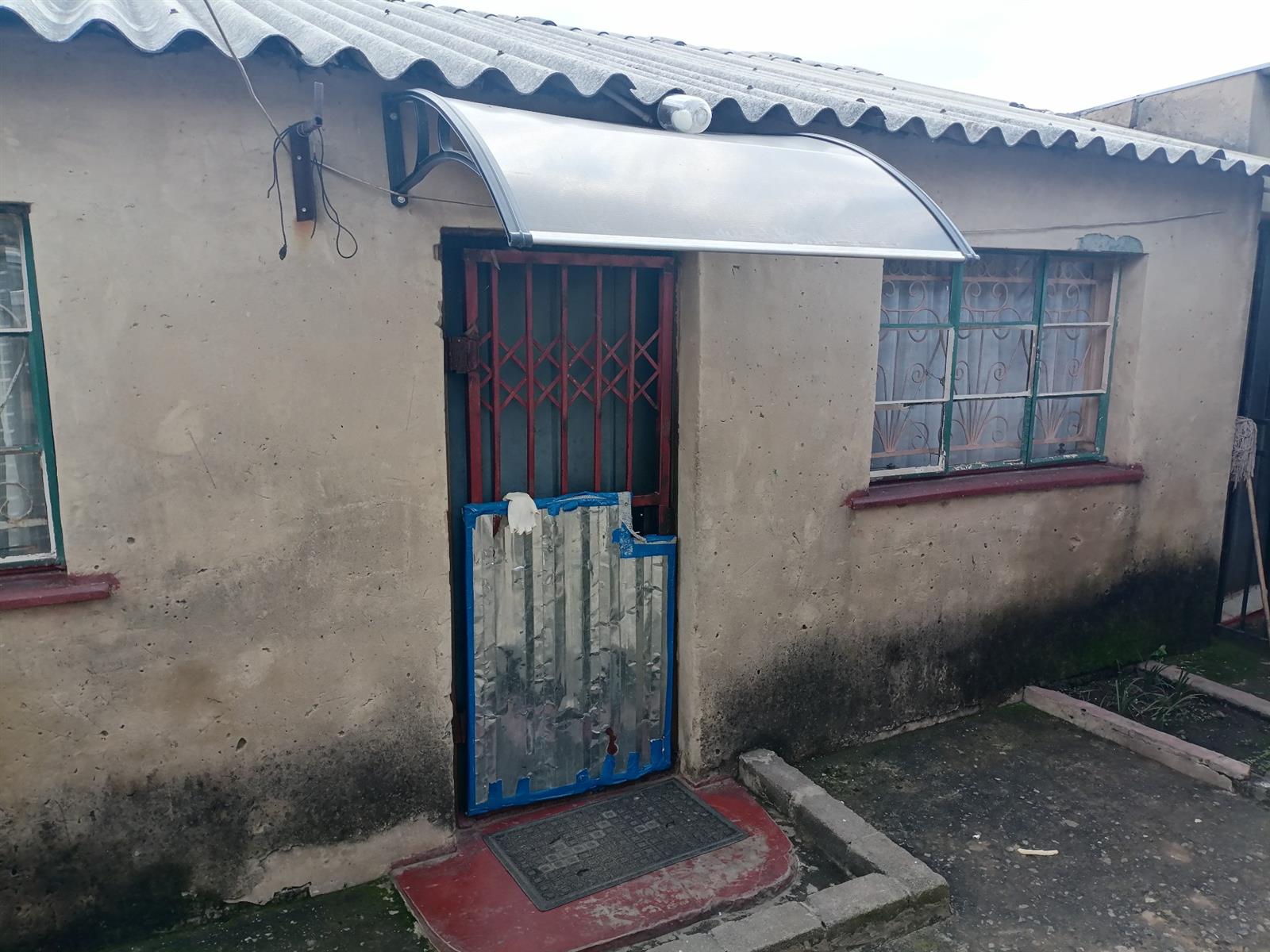 House For Sale in Entshonalanga, Tembisa