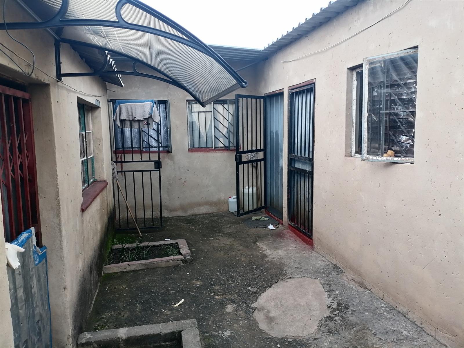 House For Sale in Entshonalanga, Tembisa