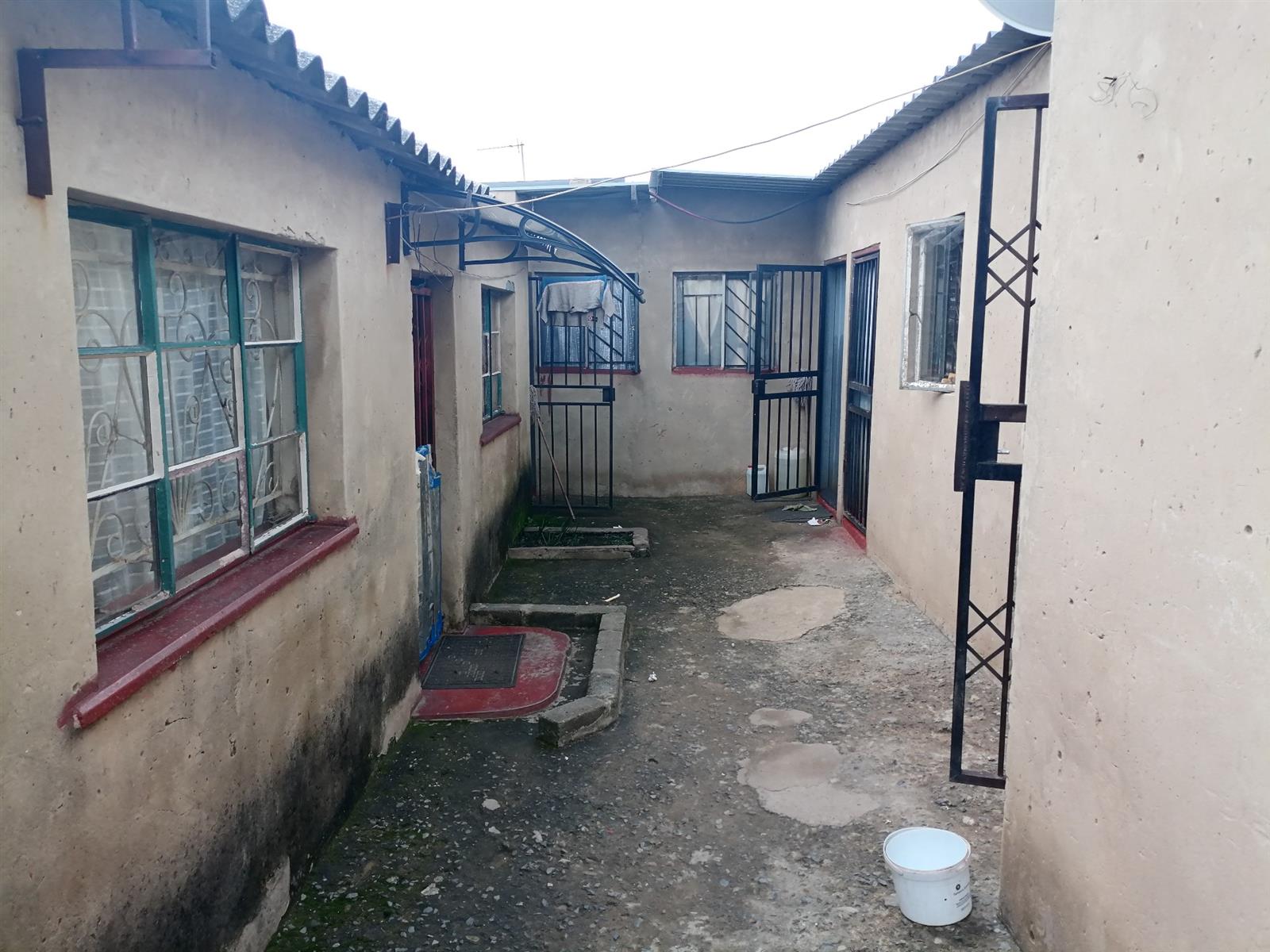 House For Sale in Entshonalanga, Tembisa