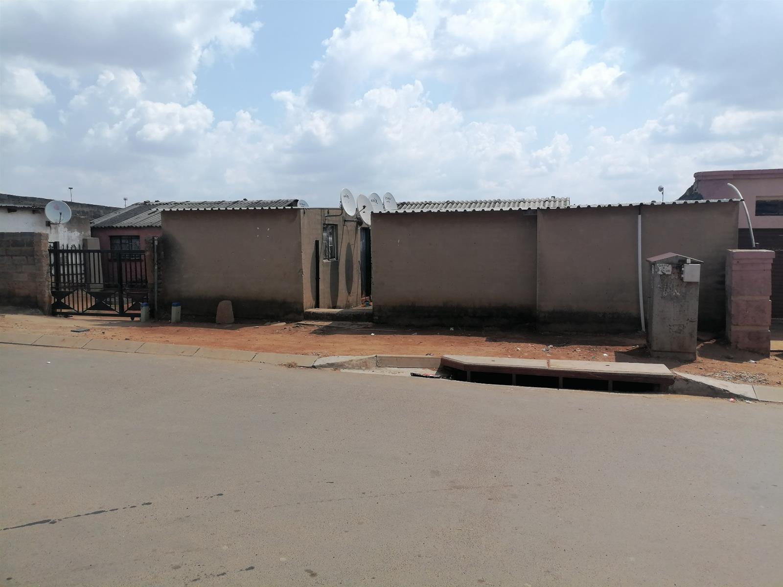 House For Sale in Entshonalanga, Tembisa