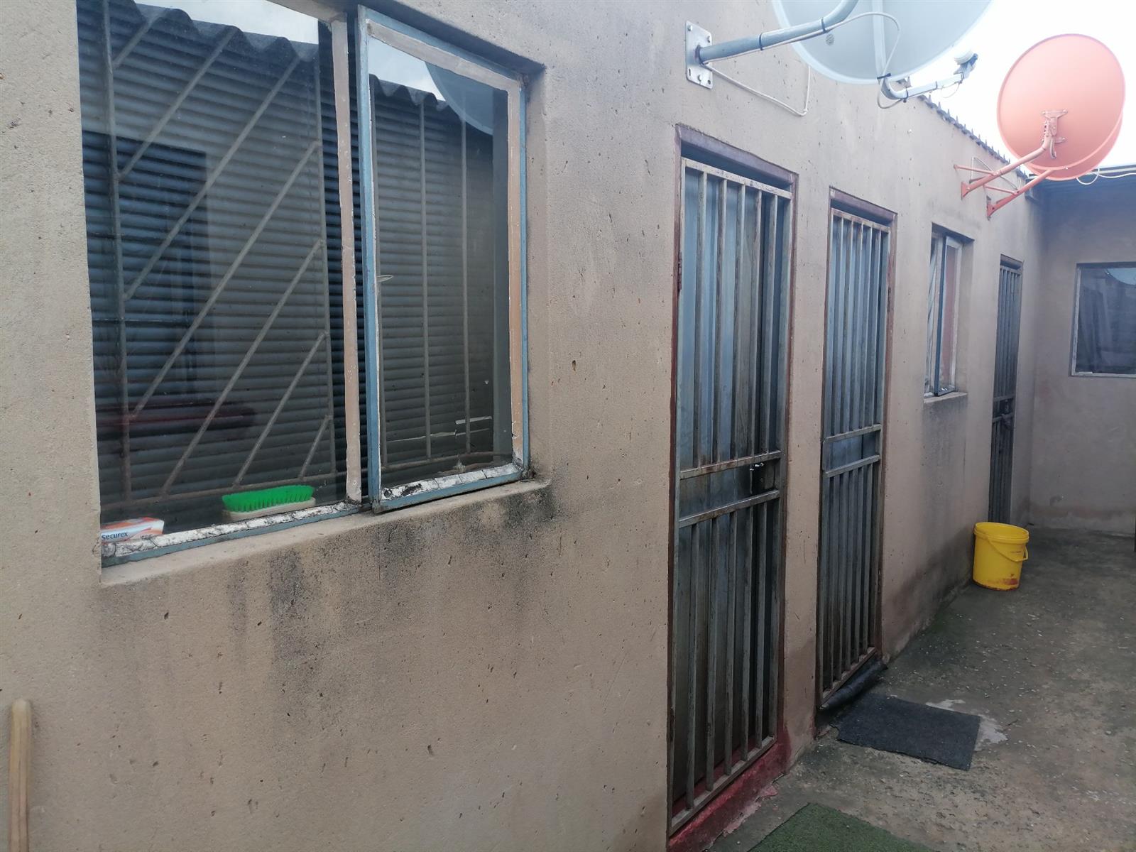 House For Sale in Entshonalanga, Tembisa