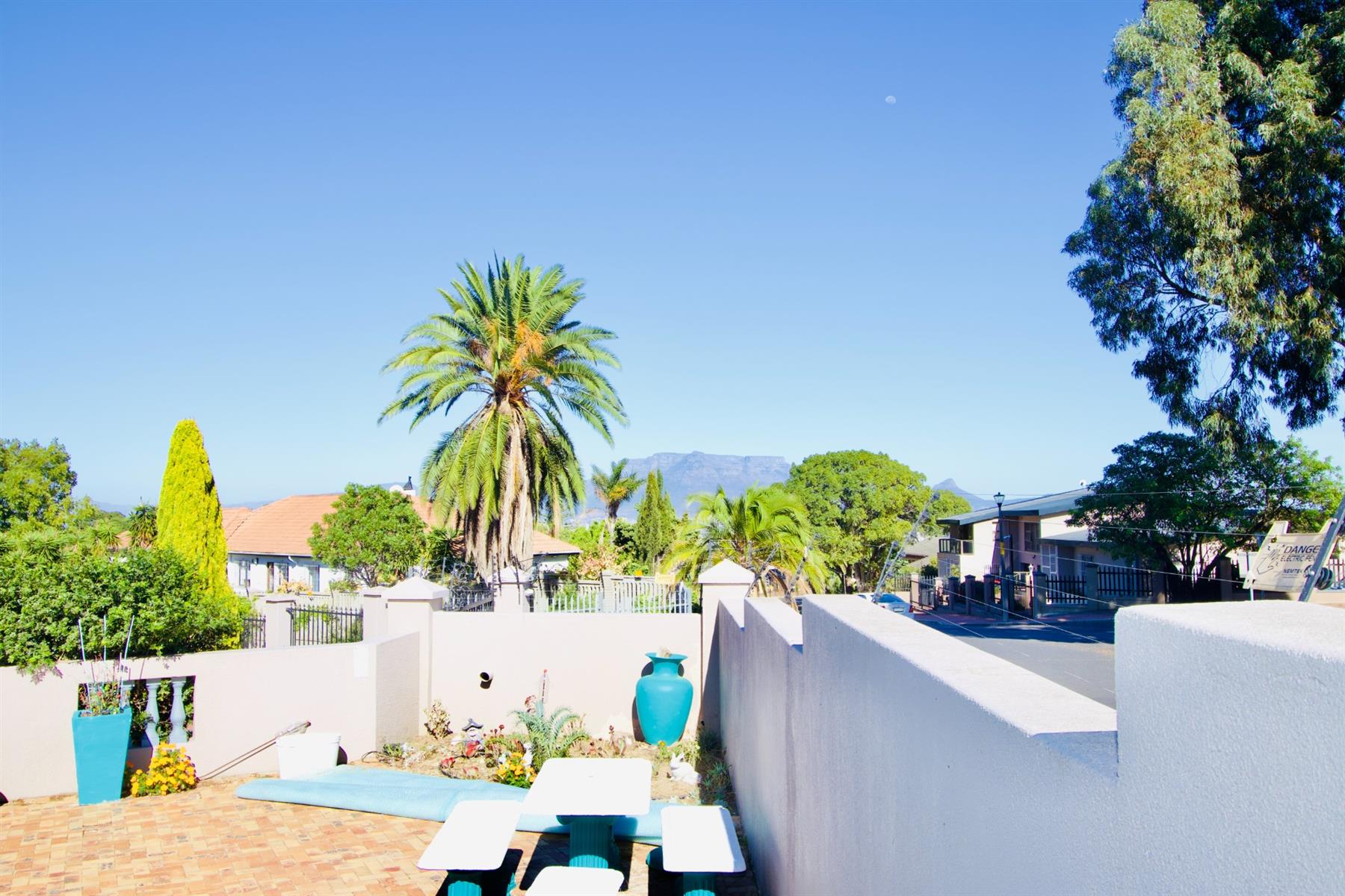 Multi-generational Home with seperate Flatlet in established suburb