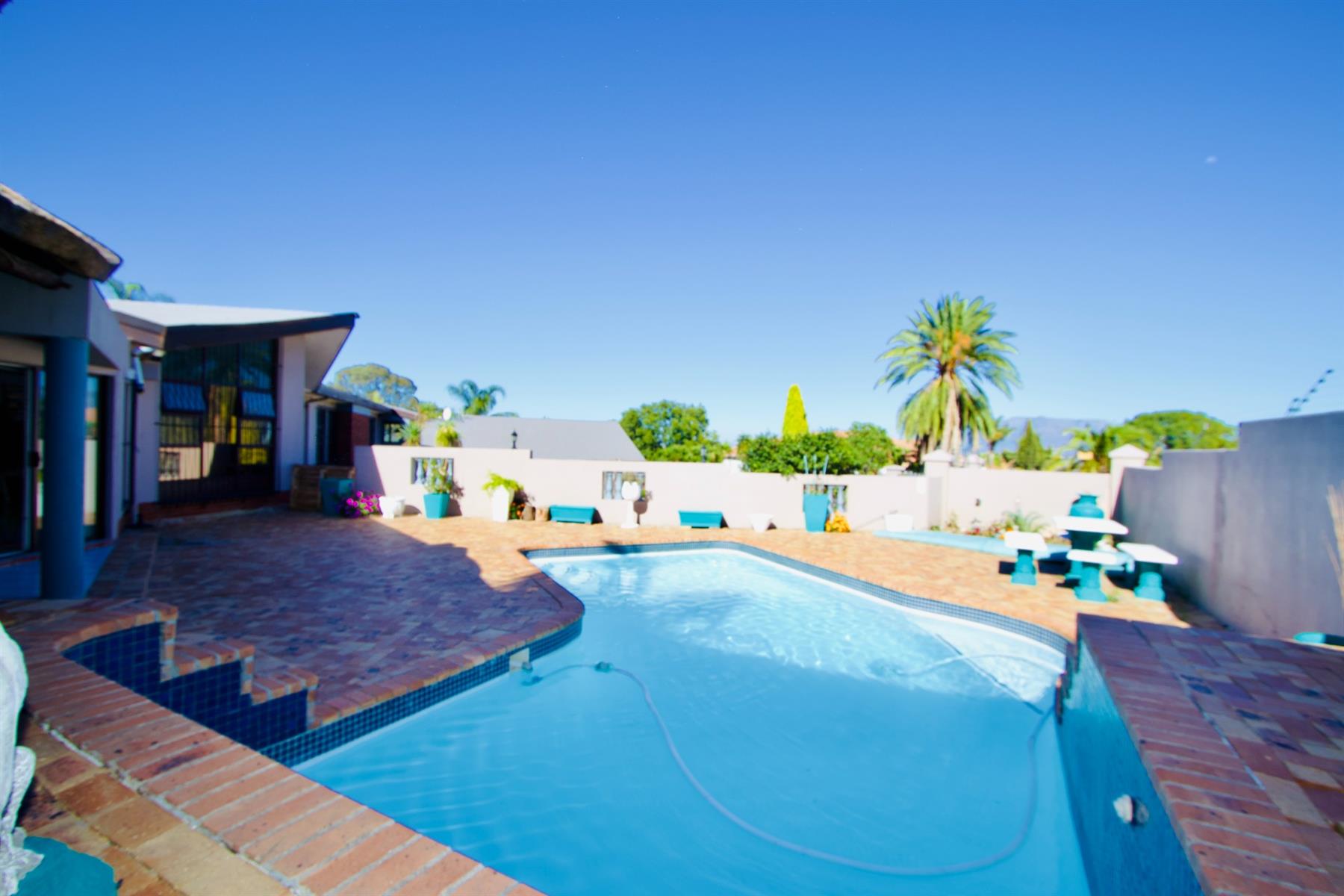 Multi-generational Home with seperate Flatlet in established suburb