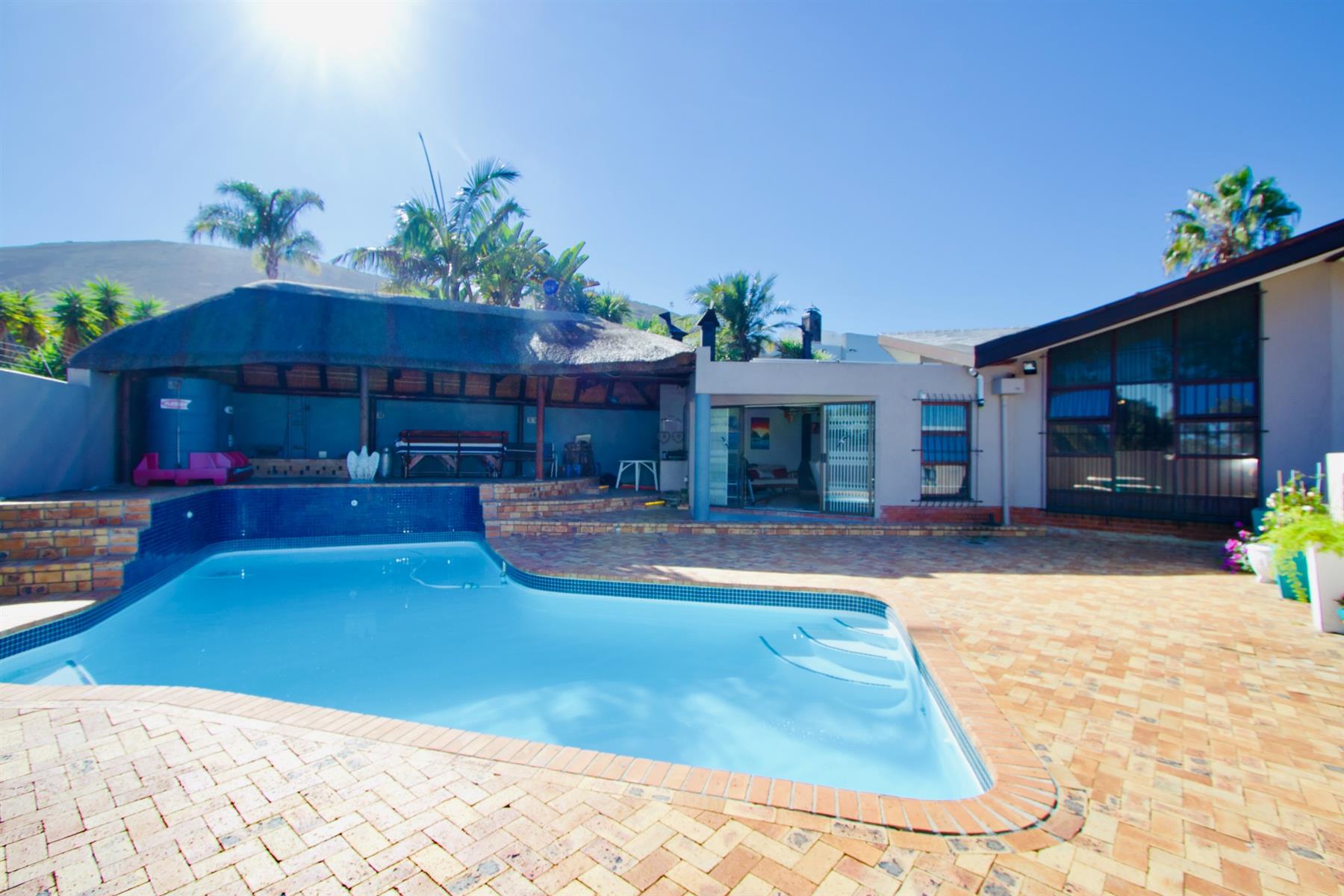 Multi-generational Home with seperate Flatlet in established suburb
