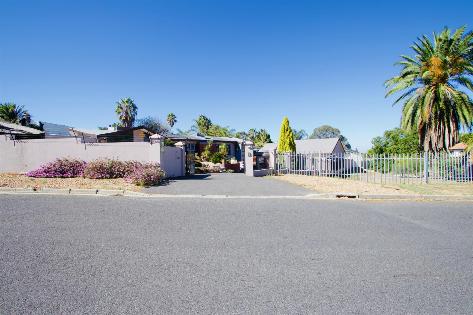 Multi-generational Home with seperate Flatlet in established suburb