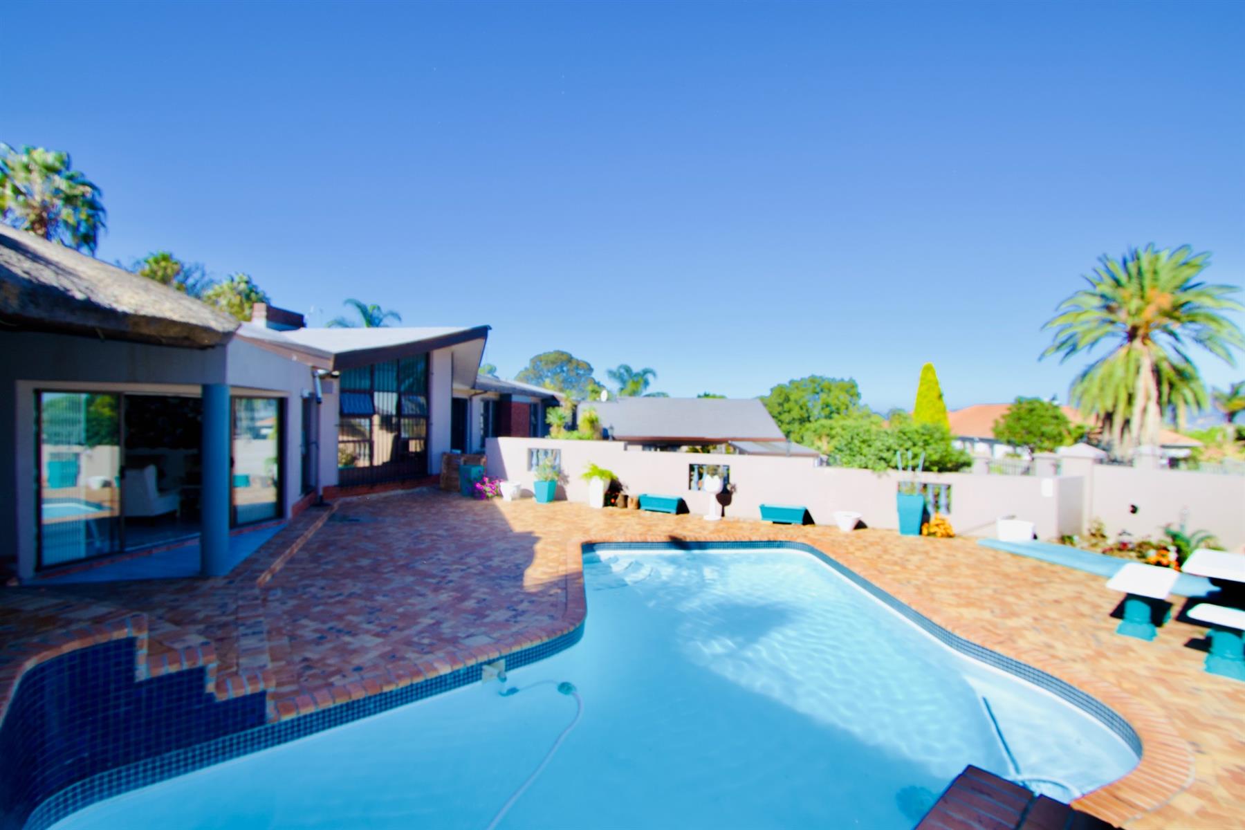 Multi-generational Home with seperate Flatlet in established suburb