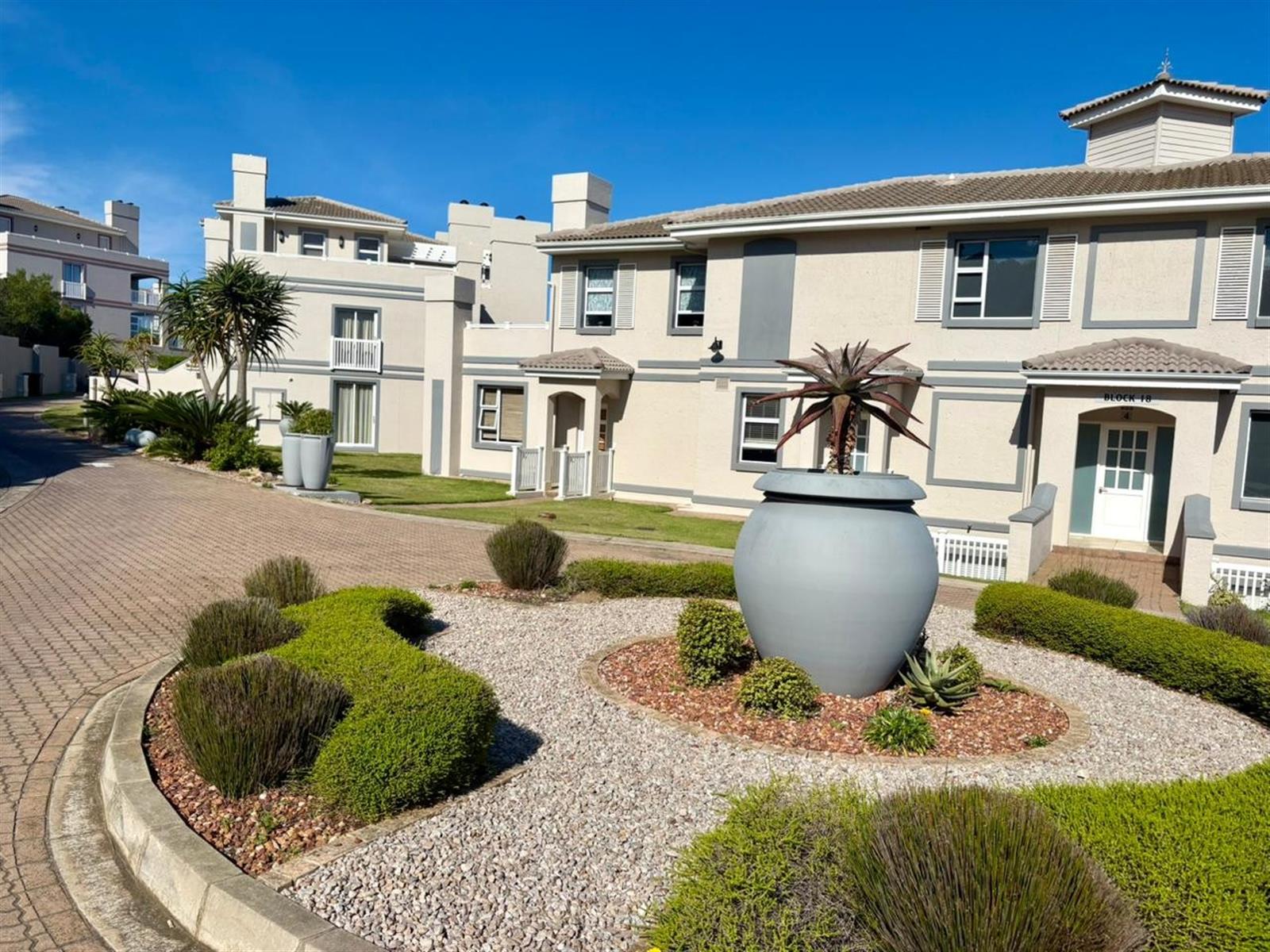 Outstanding Investment Opportunity, 2 Bedroom Golf Villa!