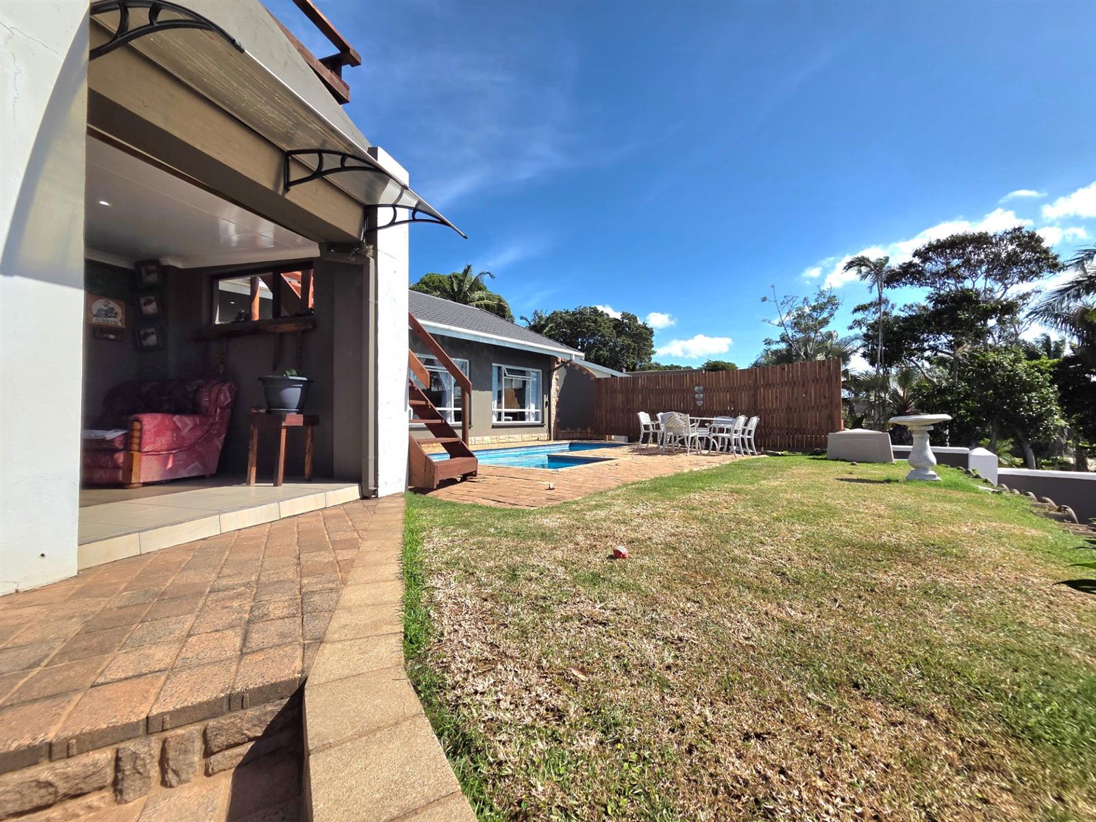 Spacious Retreat with Pool and Flatlets
