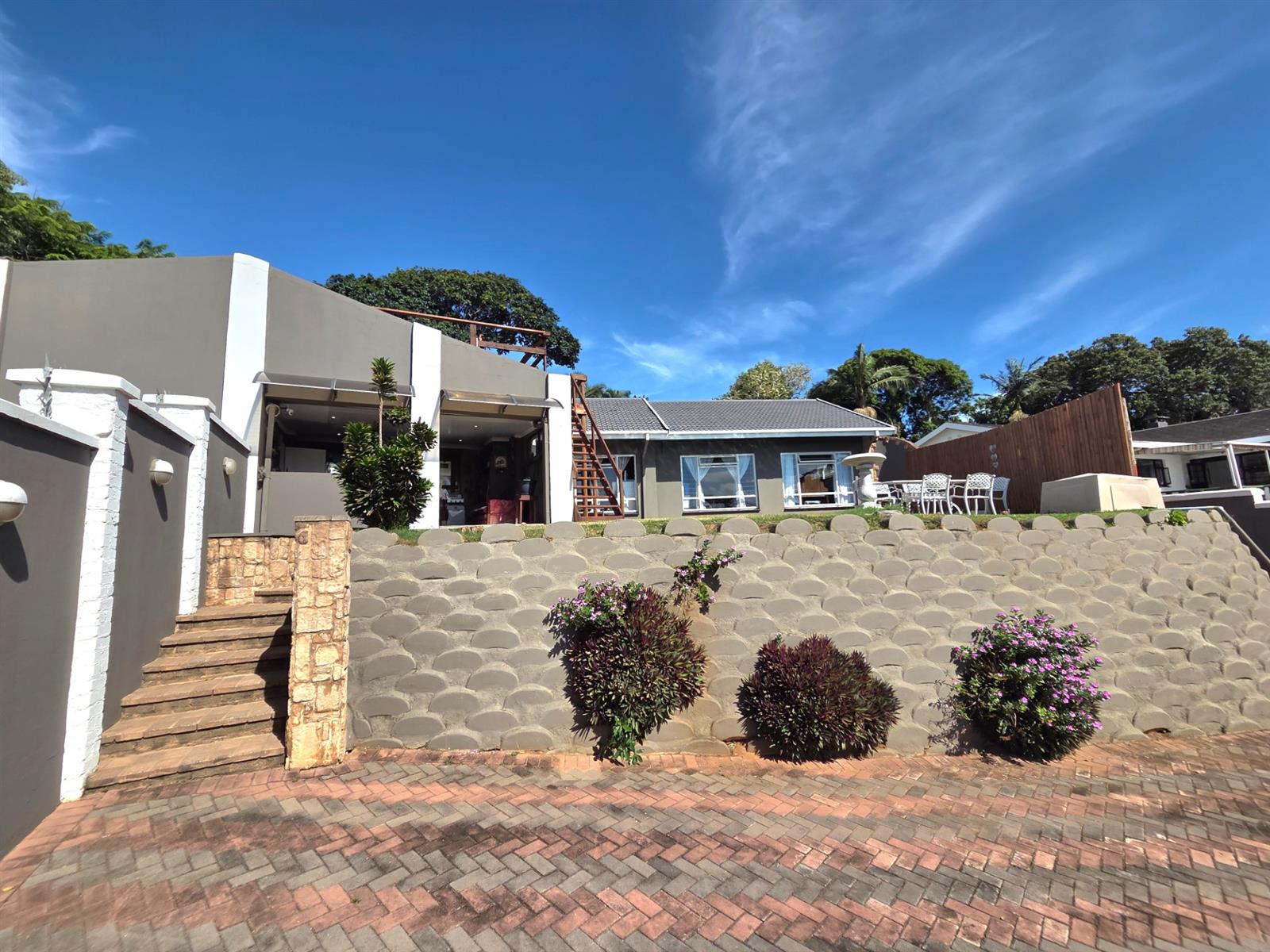 Spacious Retreat with Pool and Flatlets