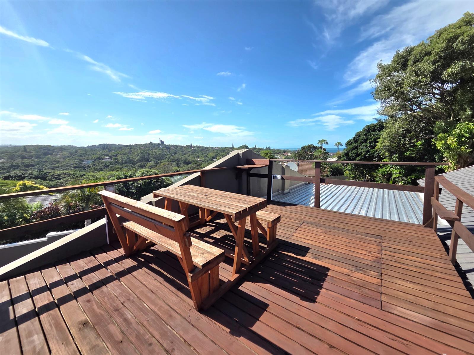 Spacious Retreat with Pool and Flatlets